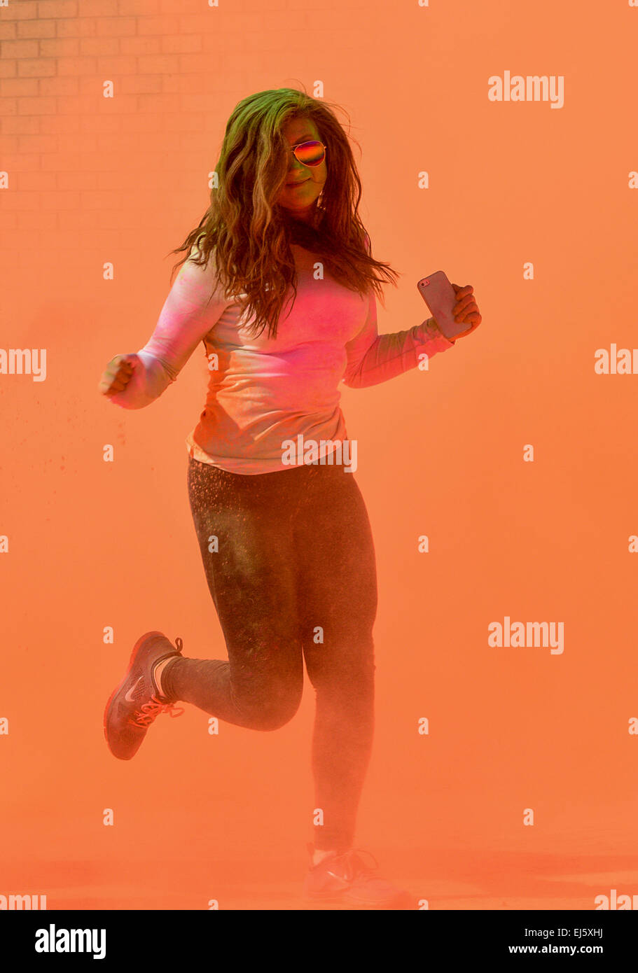 Londonderry, Nordirland, Vereinigtes Königreich. 22. März 2015. Teilnehmer bei den Kindern von Crossfire-Charity-Farbe-Run bekommen in Pulverlacke während der 5-Kilometer-Lauf abgedeckt. Bildnachweis: George Sweeney/Alamy Live-Nachrichten Stockfoto