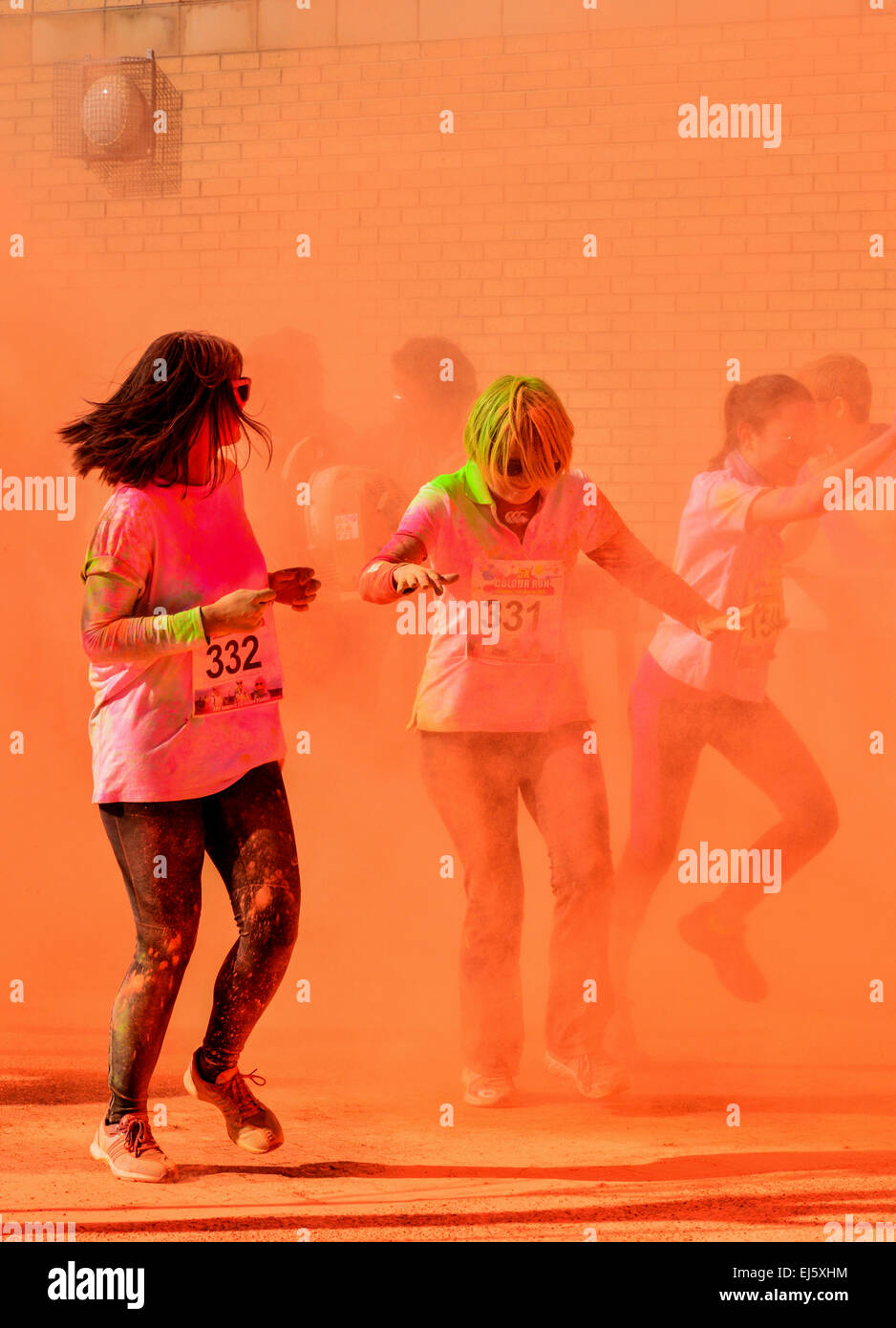 Londonderry, Nordirland, Vereinigtes Königreich. 22. März 2015. Teilnehmer bei den Kindern von Crossfire-Charity-Farbe-Run bekommen in Pulverlacke während der 5-Kilometer-Lauf abgedeckt. Bildnachweis: George Sweeney/Alamy Live-Nachrichten Stockfoto