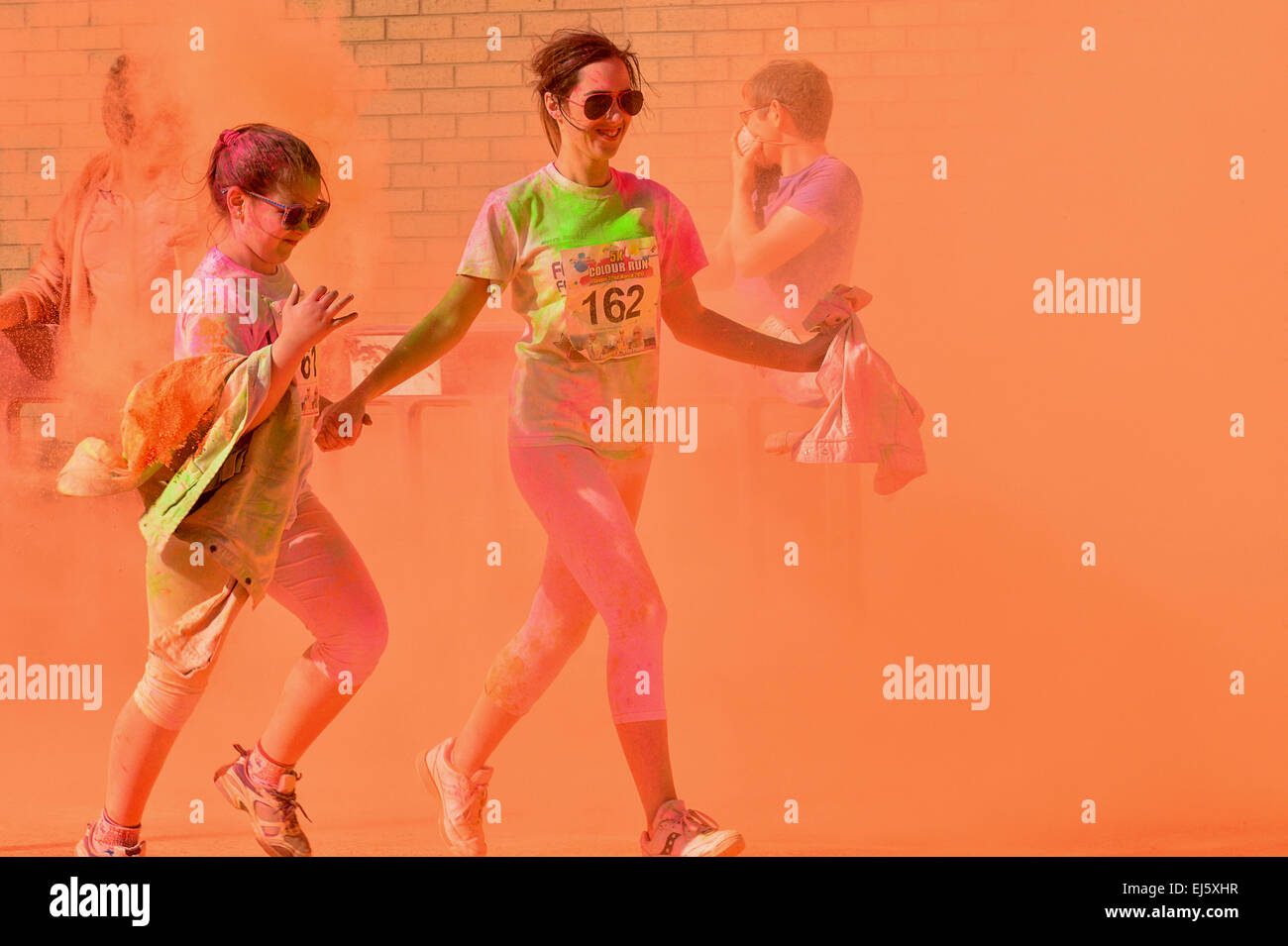 Londonderry, Nordirland, Vereinigtes Königreich. 22. März 2015. Teilnehmer bei den Kindern von Crossfire-Charity-Farbe-Run bekommen in Pulverlacke während der 5-Kilometer-Lauf abgedeckt. Bildnachweis: George Sweeney/Alamy Live-Nachrichten Stockfoto