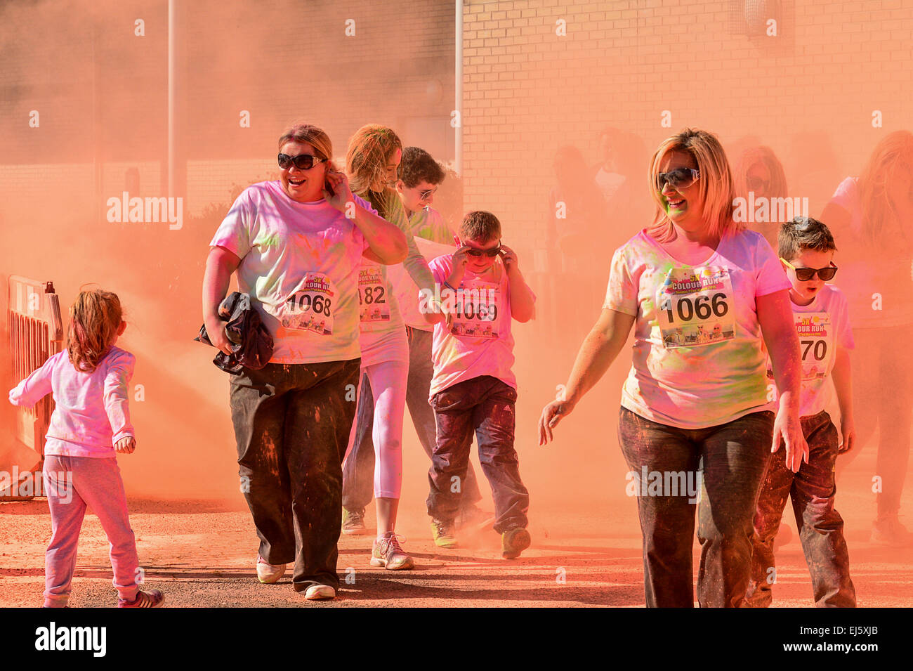 Londonderry, Nordirland, Vereinigtes Königreich. 22. März 2015. Teilnehmer bei den Kindern von Crossfire-Charity-Farbe-Run bekommen in Pulverlacke während der 5-Kilometer-Lauf abgedeckt. Bildnachweis: George Sweeney/Alamy Live-Nachrichten Stockfoto