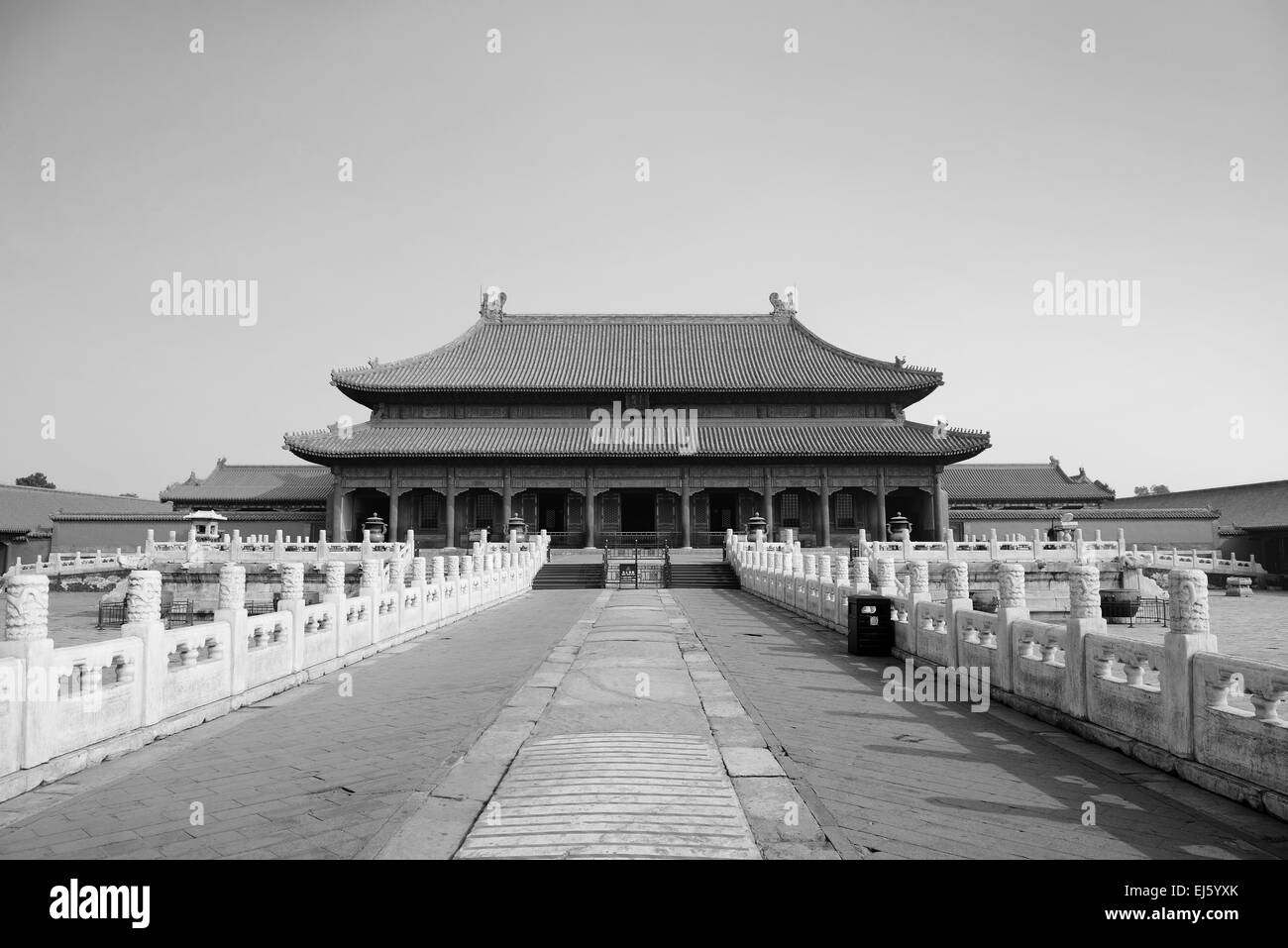 Historische Architektur in der verbotenen Stadt in Peking in schwarz und weiß. Stockfoto