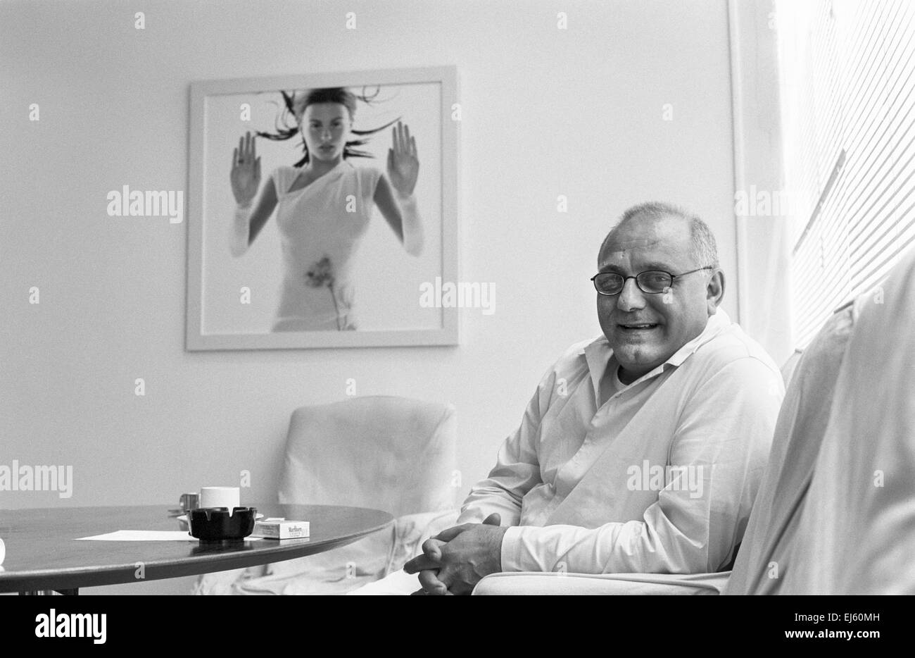 LOS ANGELES, Kalifornien – JUNI 18: Max Azria von der BCBG Max Azria and Azria Group in Los Angeles, Kalifornien, am 18. Juni 1999. Stockfoto