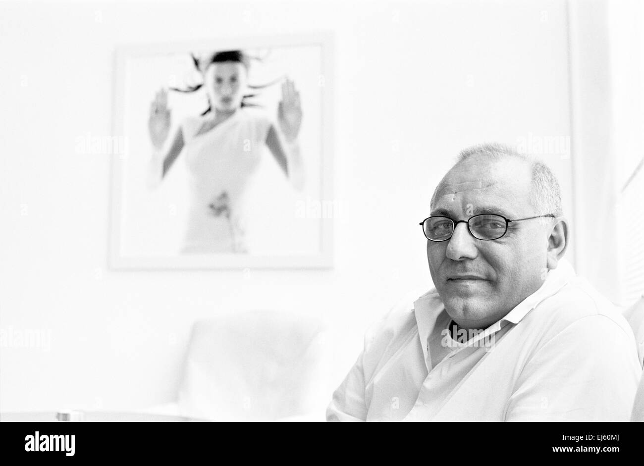 LOS ANGELES, Kalifornien – JUNI 18: Max Azria von der BCBG Max Azria and Azria Group in Los Angeles, Kalifornien, am 18. Juni 1999. Stockfoto