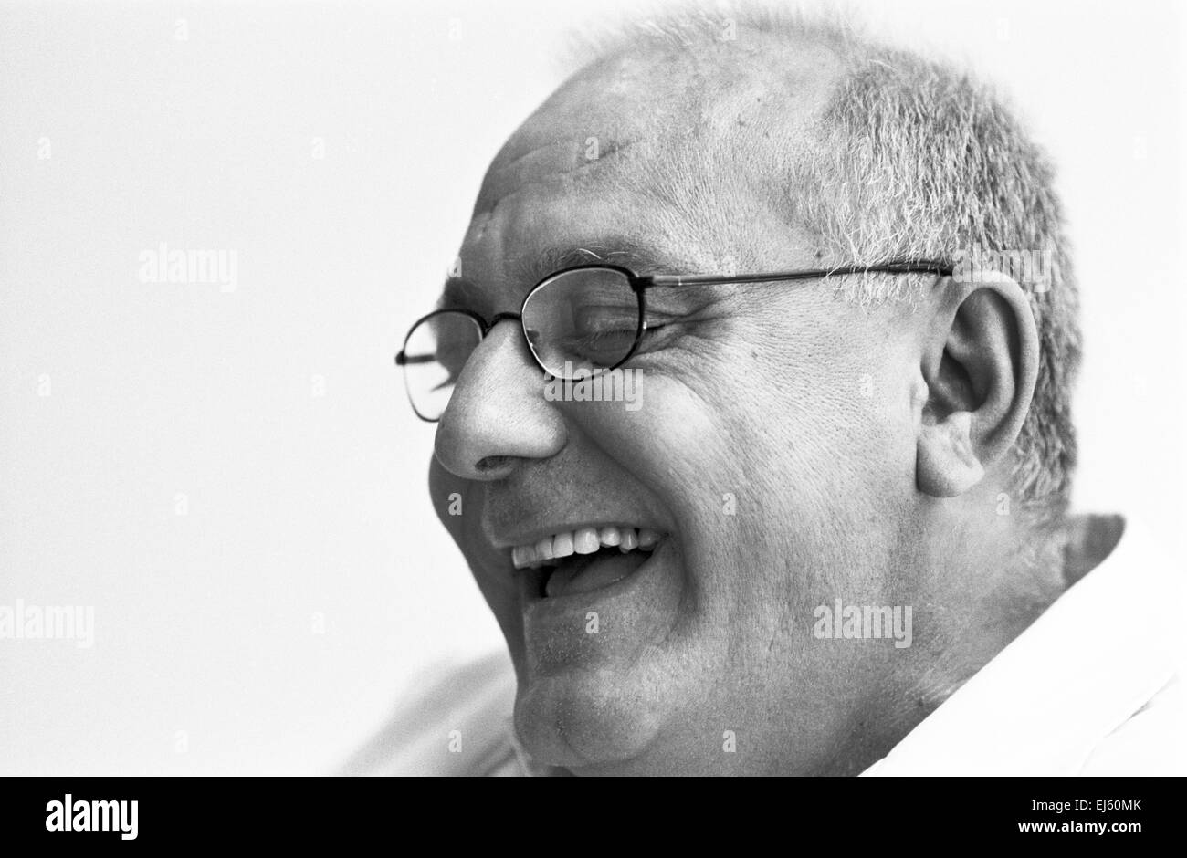 LOS ANGELES, Kalifornien – JUNI 18: Max Azria von der BCBG Max Azria and Azria Group in Los Angeles, Kalifornien, am 18. Juni 1999. Stockfoto