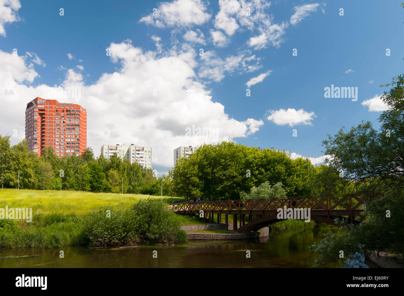 Hölzerne Brücke über den Fluss Yauza in Moskau Stockfoto