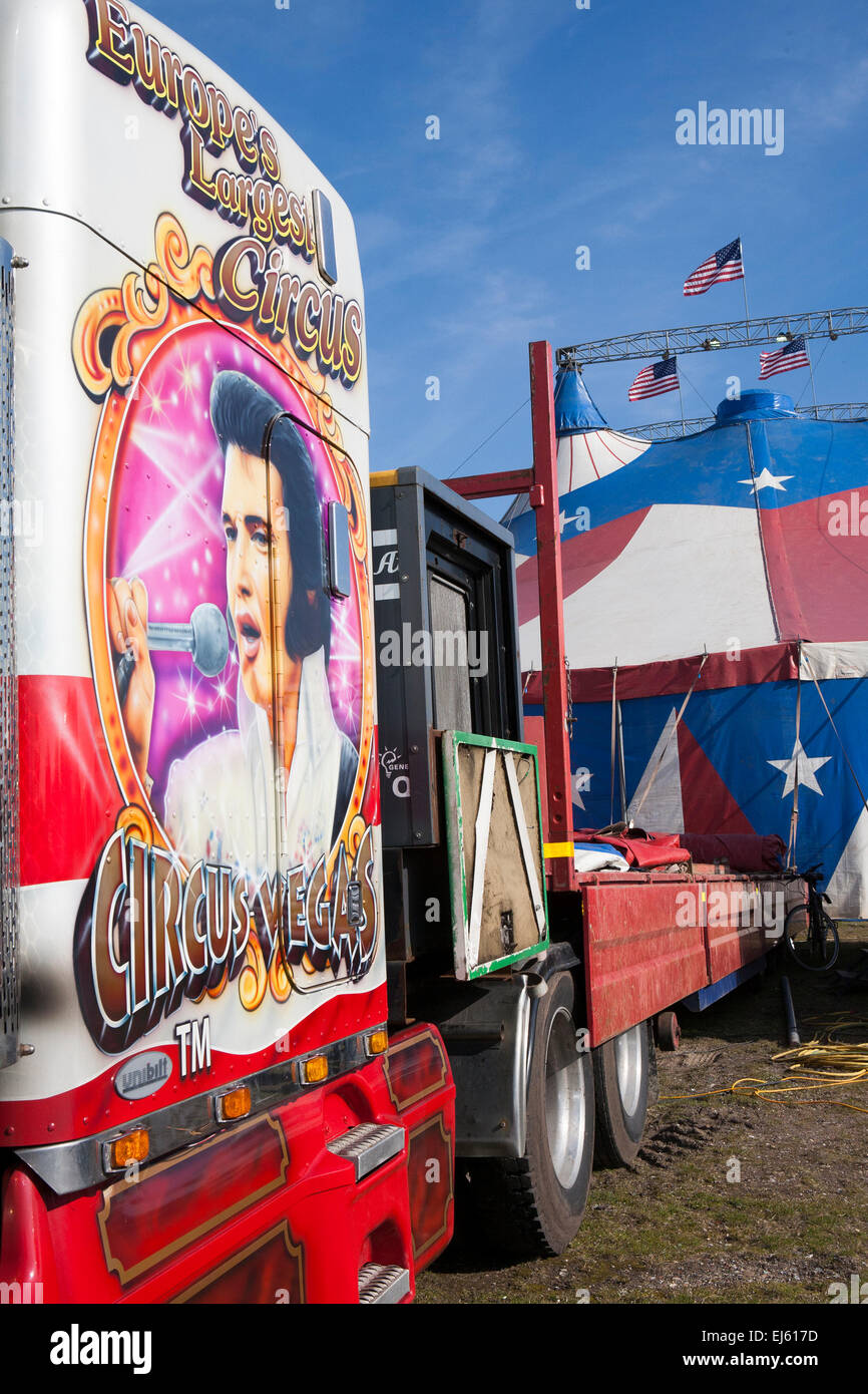 Southport, Merseyside, England. 22. März 2015. "Elvis Presley" Mural The All-menschlichen Zirkus spektakulär, im Besitz von zeigen Regisseure John Courtney und Stephen Courtney Handel wie Vegas/American Circus Circus in SOUTHPORT, die Reisende Show, produziert durch des berühmte Uncle Sams Great American Circus, angekommen Touren für zehn Monate im Jahr.  Es ist eine irische Organisation, aber seiner Star-spangled Auswahl an amerikanischen Kenworth und Peterbilt LKW Aussehen der Teil eingerichtet, wenn sie in die Stadt Rollen. Bildnachweis: Cernan Elias/Alamy Live-Nachrichten Stockfoto