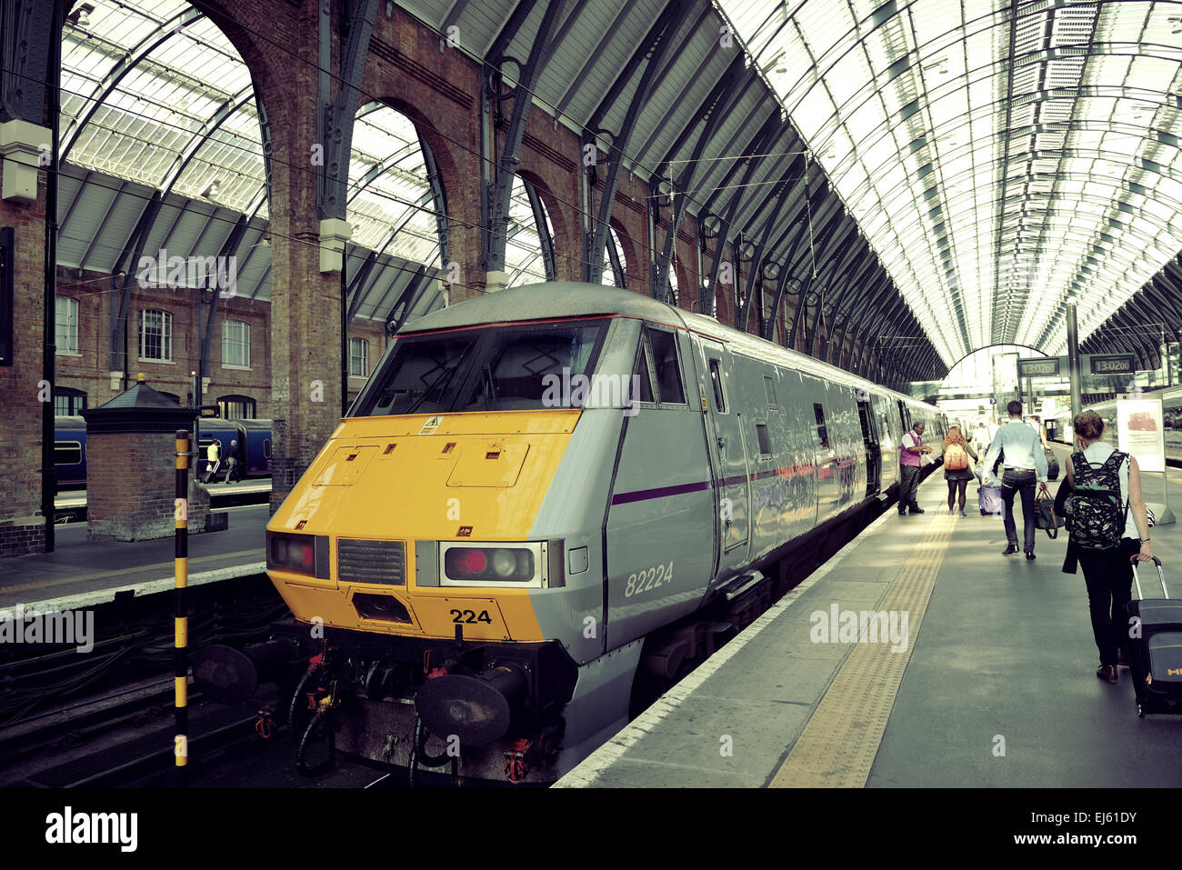 LONDON, UK - 27. September: Kings Cross Station mit Zug am 27. September 2013 in London, Vereinigtes Königreich. Im Jahre 1852 ist, der südliche Terminus von der East Coast Main Line. Stockfoto