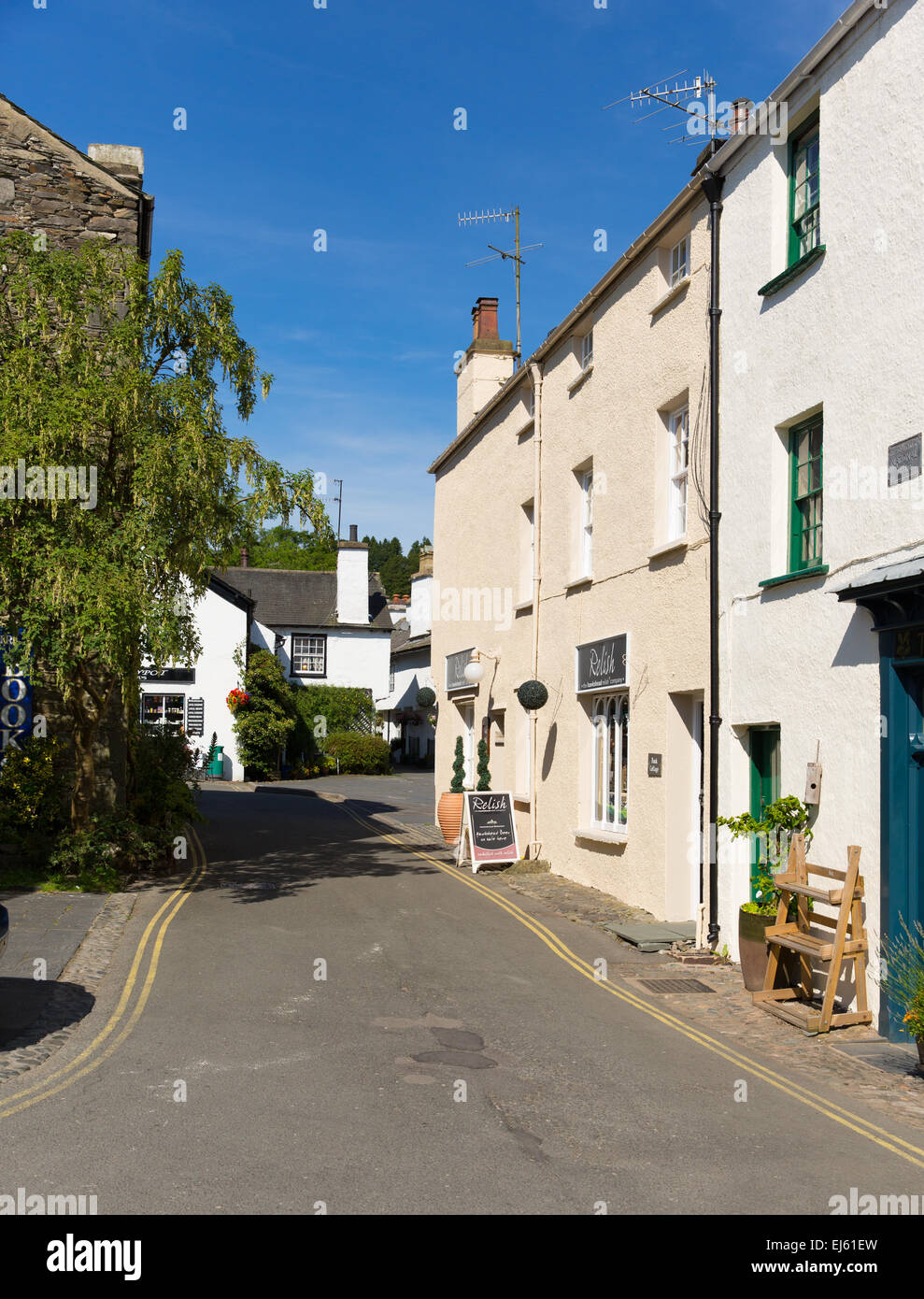 Hawkshead Dorf Straße englischen Lake District England Großbritannien an einem schönen sonnigen Sommertag Stockfoto