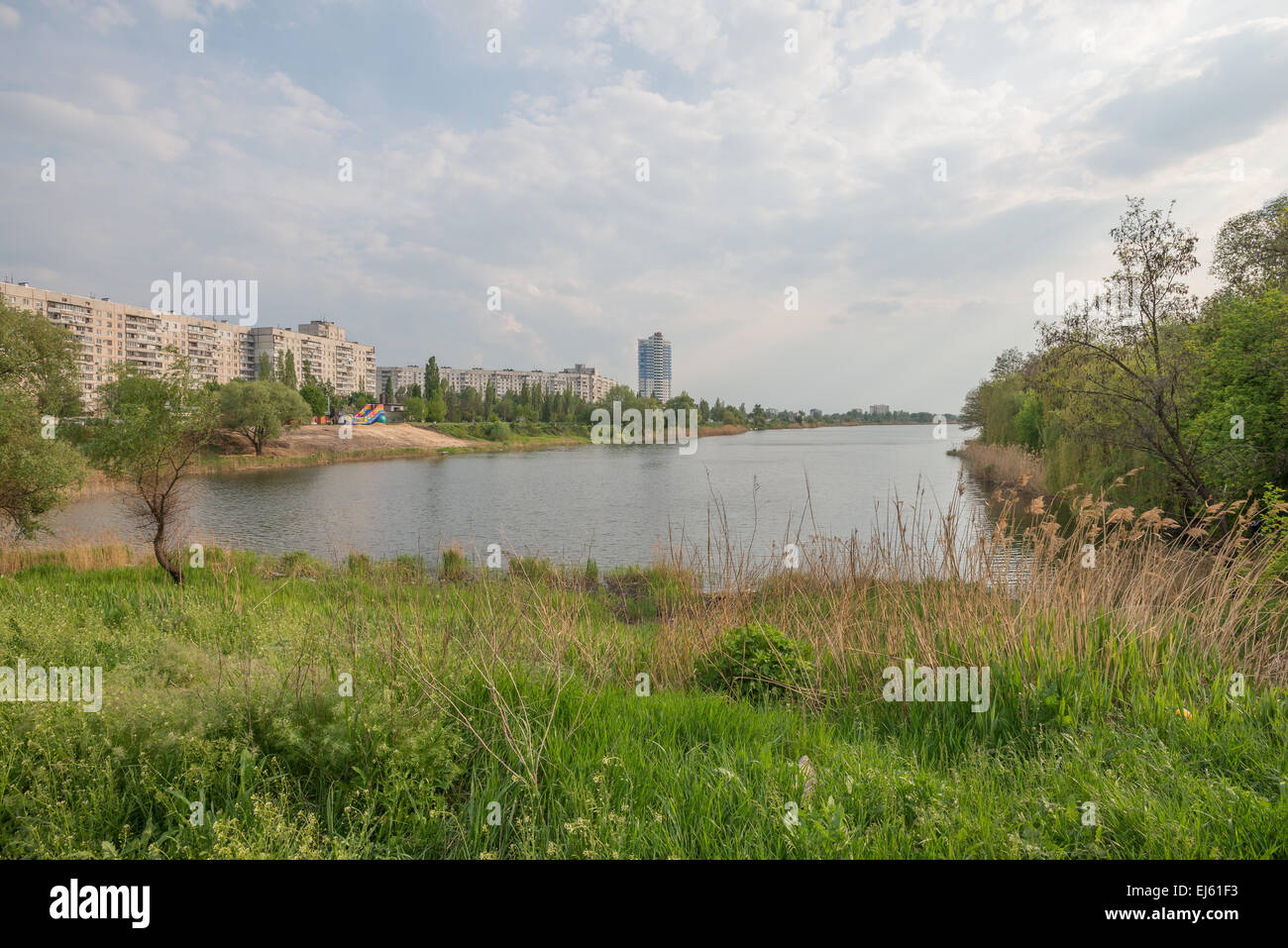 Fluss in der ukrainischen Stadt Charkiw Stockfoto