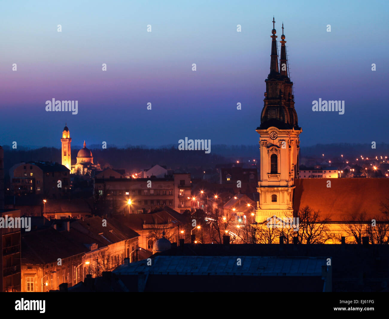 Panorama der hohen Winkel von zwei orthodoxen Kirchen in Pancevo, Serbien Stockfoto