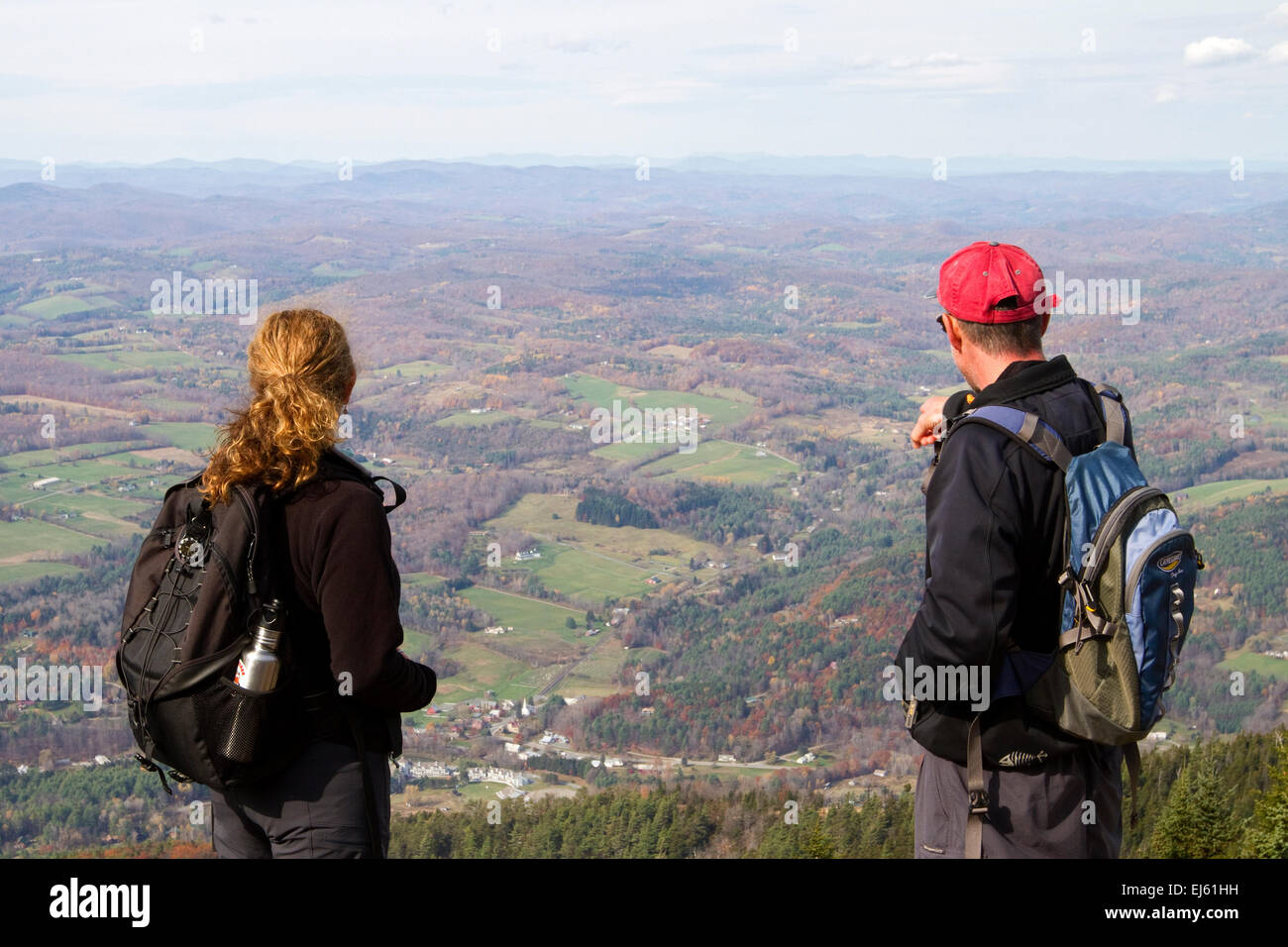 Vermont schönen Herbst fallen Landschaft mit Laub und Wälder fallen. Wanderer auf Brownsville unterhalb von Mt. Mount Ascutney. Stockfoto