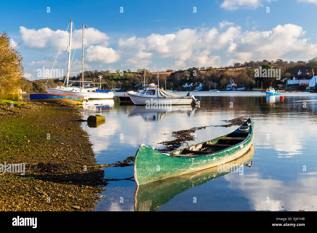 Kanu auf der malerischen Dorf von Mylor Brücke Cornwall England UK Europe Stockfoto