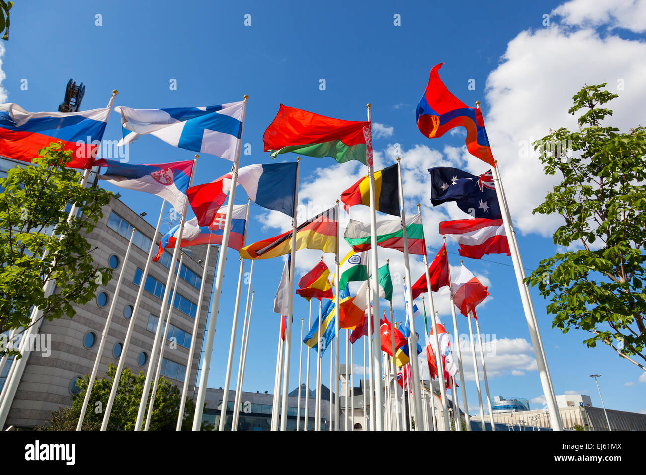 Flaggen der einzelnen Länder auf maßstabsgerechte gegen den Himmel Stockfoto