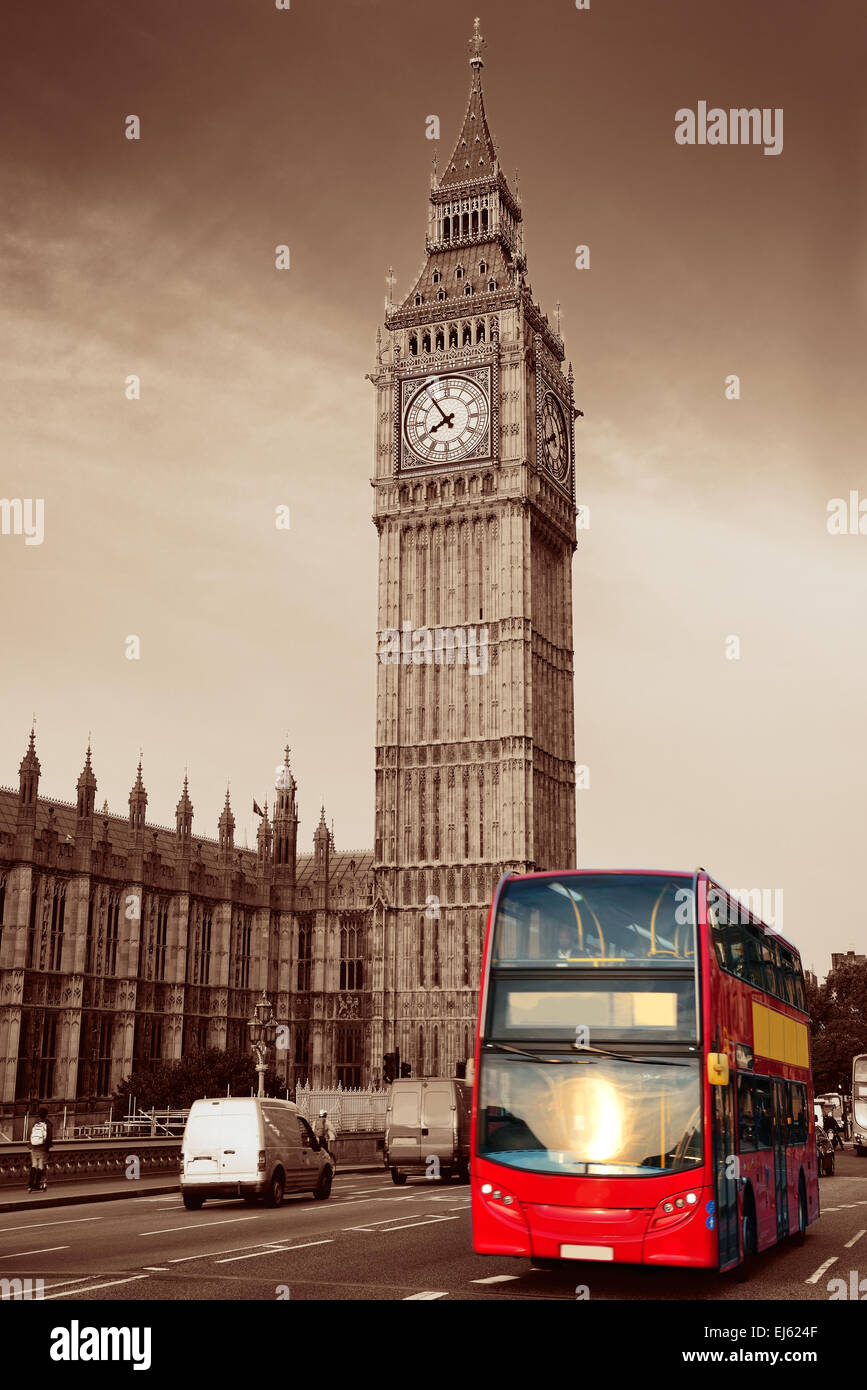 Doppelstock-roter Bus auf Westminster Bridge mit Big Ben in London ...