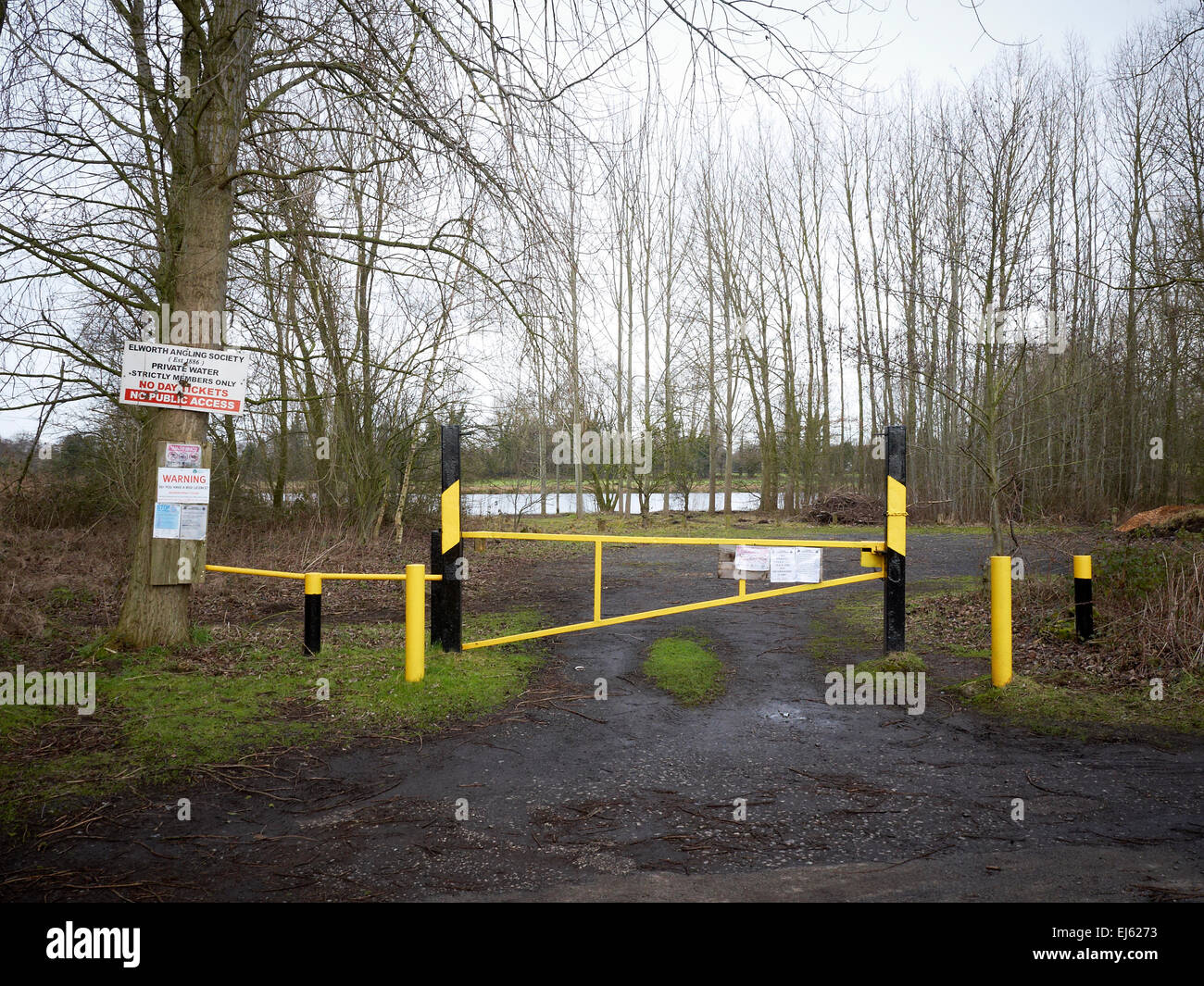 Gelbes Hindernis für ländliche Parkplatzeingang, Parkplätze zu vermeiden Stockfoto