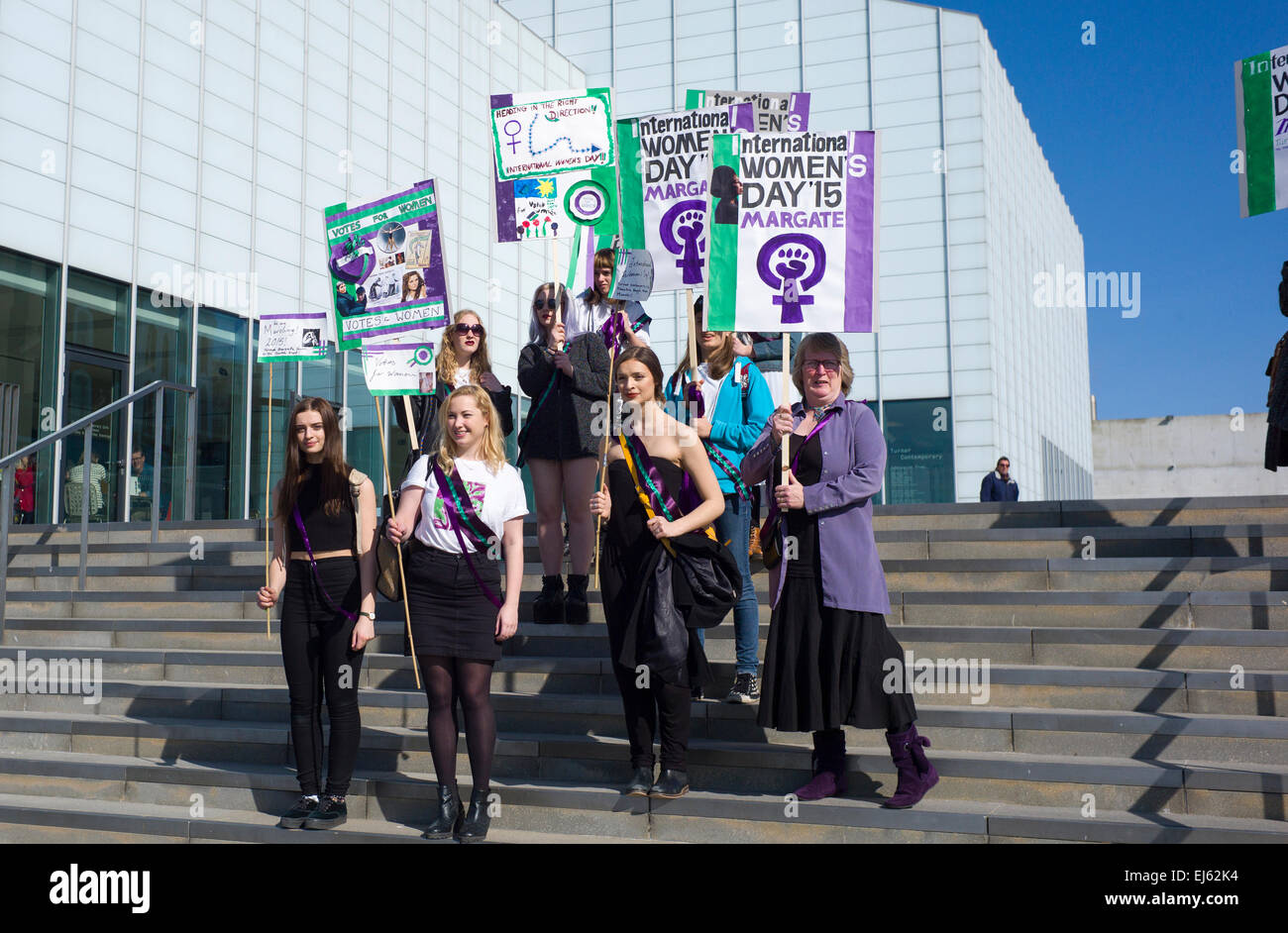 Junge Frauen die Treppen von Turner Contemporary International Womens Day feiern Fuss, Theatre Royal Stockfoto