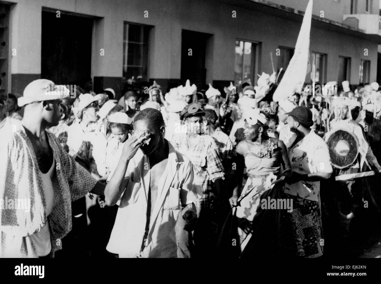 AJAXNETPHOTO - 1956. ST. GRUNDSTOCK, GRENADA, WEST INDIES. -KARNEVAL PARADE, ST GEORGES... FOTO; REG CALVERT/AJAX AJAX © NEWS & FEATURE SERVICE/REG CALVERT SAMMLUNG REF: 1956 BW009 Stockfoto