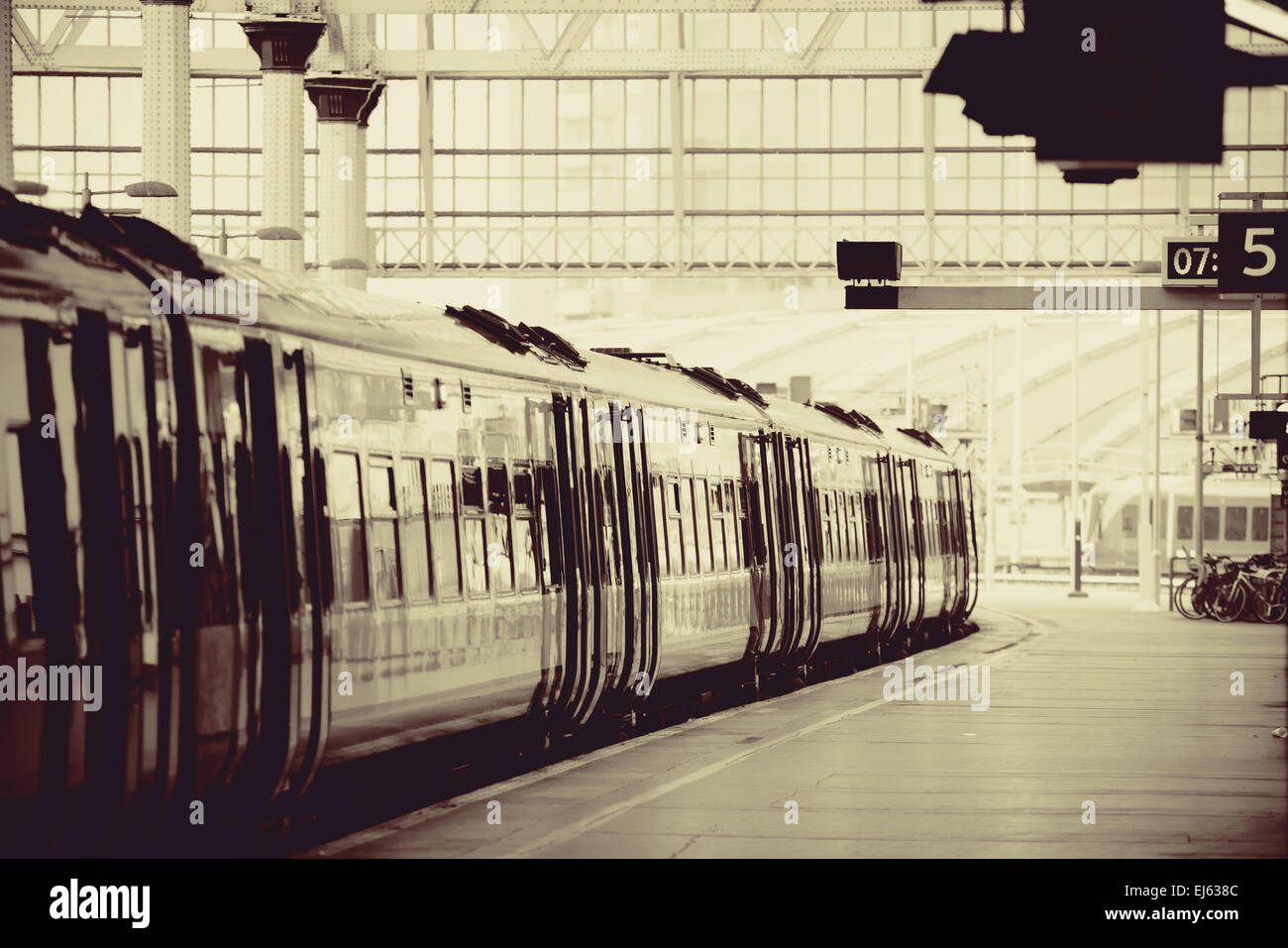 Trainieren Sie auf Plattform in der Station in London Stockfoto