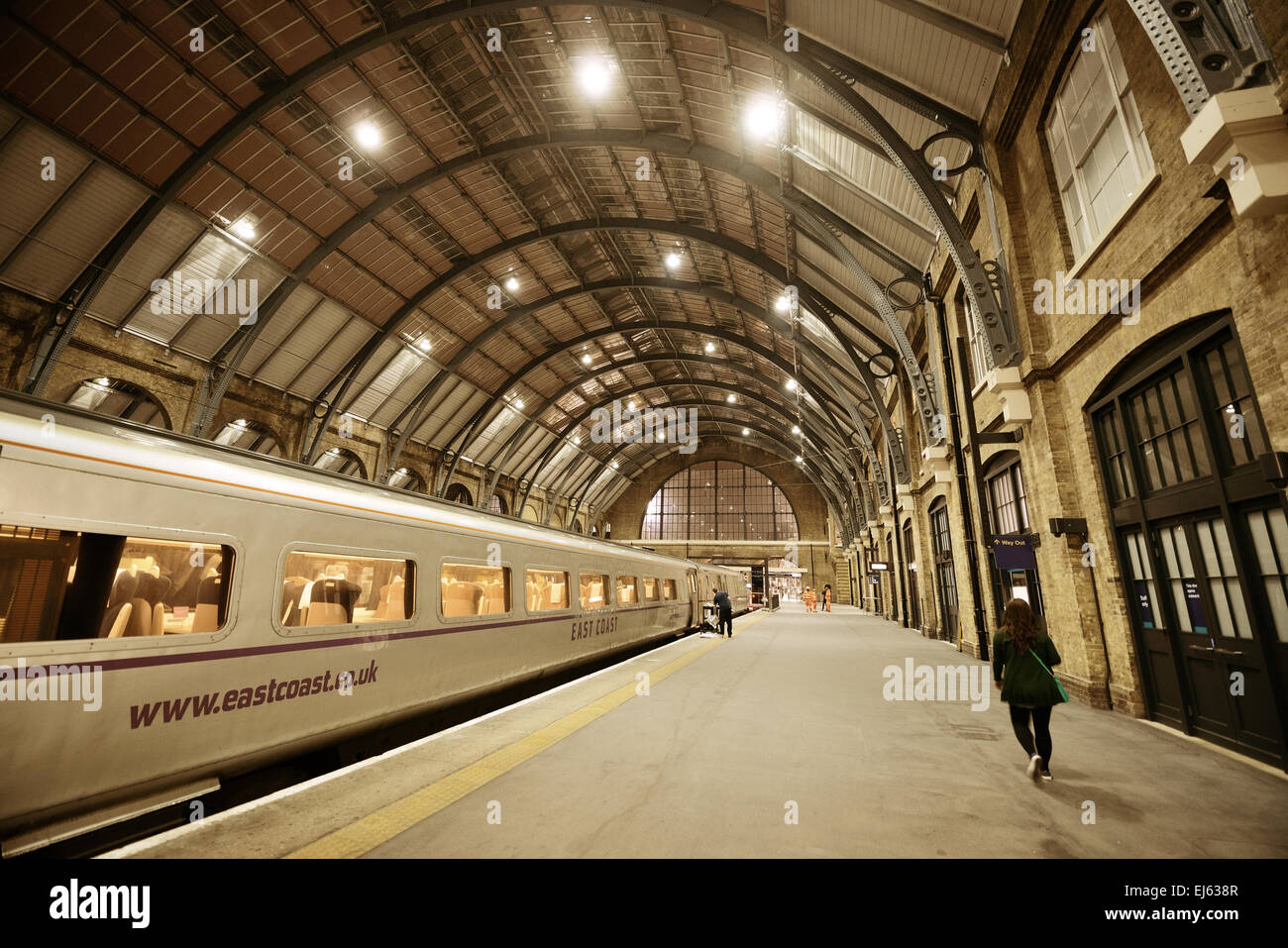 LONDON, UK - 27. September: Kings Cross Bahnhof Station innen am 27. September 2013 in London, Vereinigtes Königreich. Im Jahre 1852 ist, der südliche Terminus von der East Coast Main Line. Stockfoto