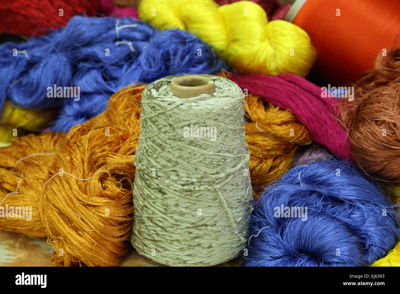 Bunte Rohseide Thread in der Seide farm Stockfoto