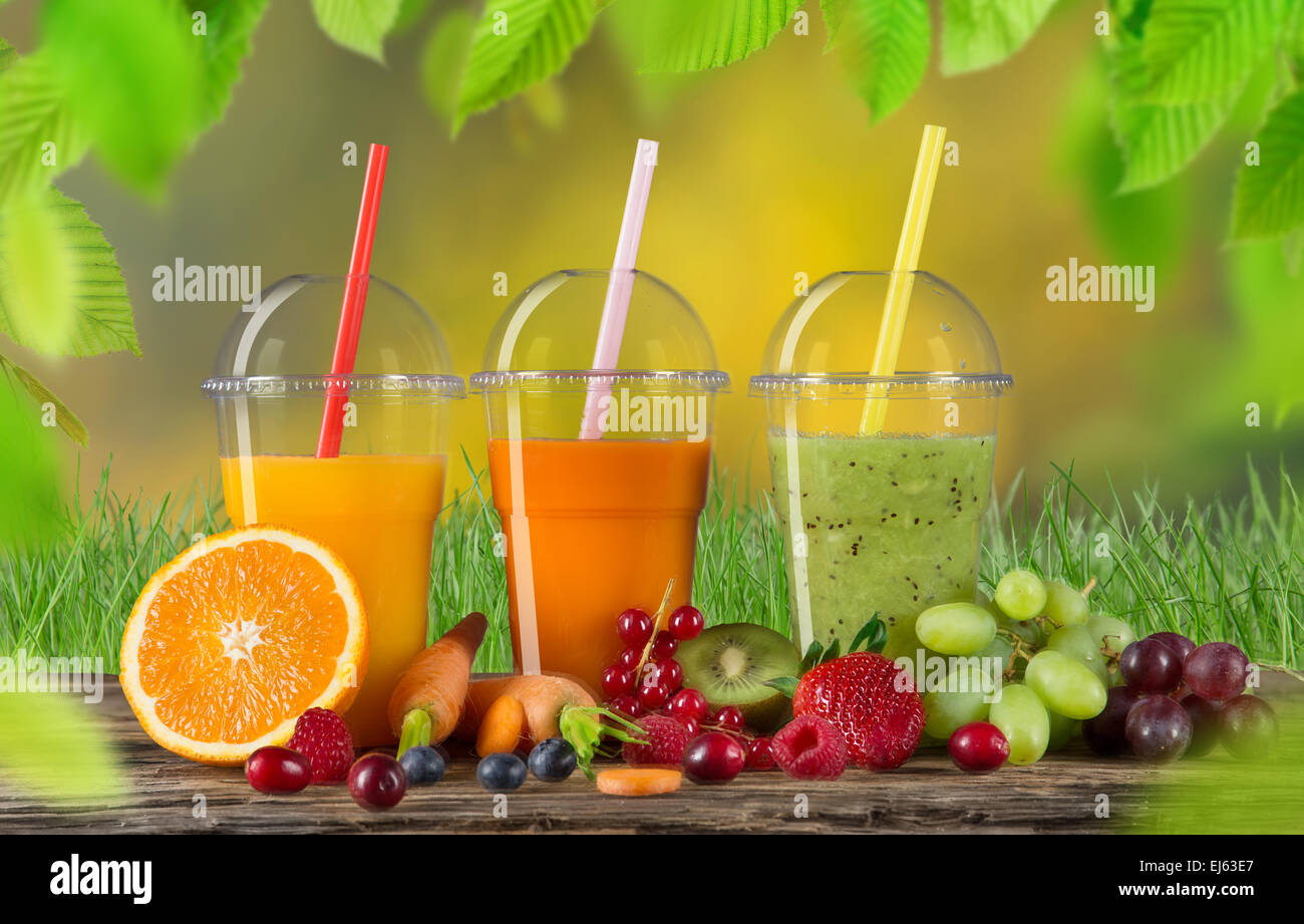 Frischer Saft Mix Obst, gesunde Getränke auf Holztisch. Stockfoto