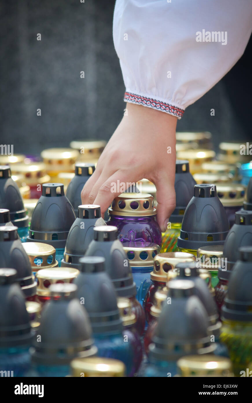 Hand mit einer Symbol-Lampe Stockfoto