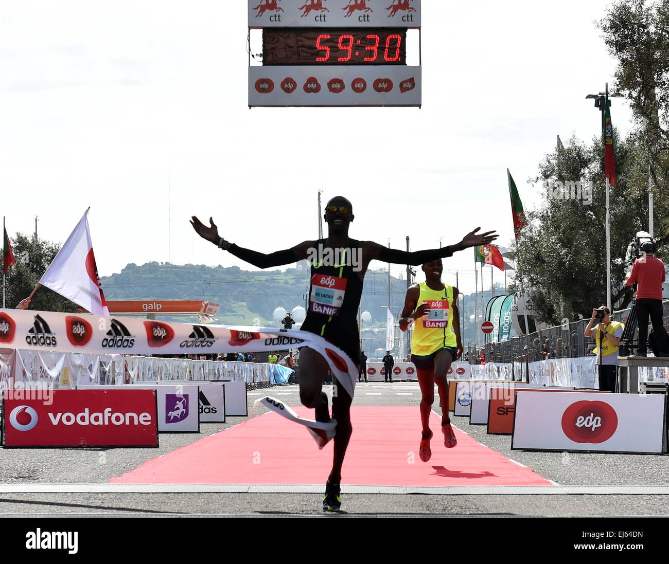 Lissabon. 22. März 2015. Mo Farah (L) von Großbritannien reagiert nach dem Überqueren der Ziellinie des Rennens 25. Lissabon-Halbmarathon in Lissabon am 22. März 2015. Mo Farah nahm den ersten Platz mit einer neuen europäischen Rekordzeit. © Zhang Liyun/Xinhua/Alamy Live-Nachrichten Stockfoto