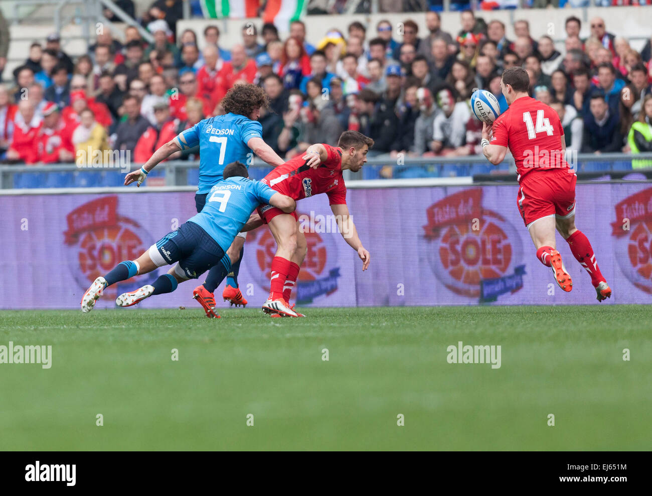 Rom, Italien. 21. März 2015. Italiens Mauro Bergamasco und Scrum halb Edoardo Gori stürzen Welsh scrum halb Rhys Webb, während er zum Flügel George North, Stadio Olimpico, Rom, Italien geht. Bildnachweis: Stephen Bisgrove/Alamy Live-Nachrichten Stockfoto