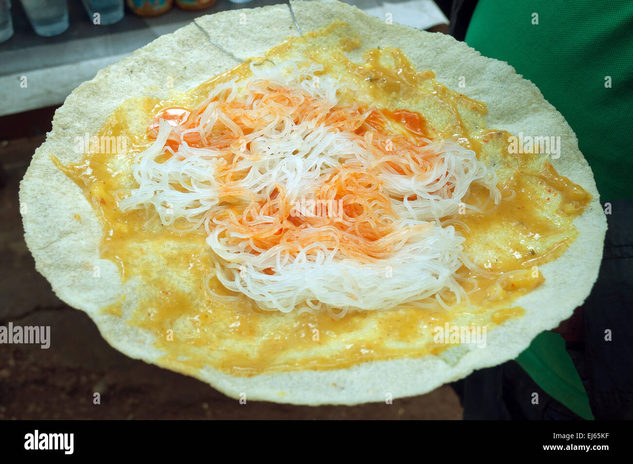 Indonesisch snack, Reiskuchen mit Nudeln und pikanter Sauce auf dem Straßenmarkt Stockfoto