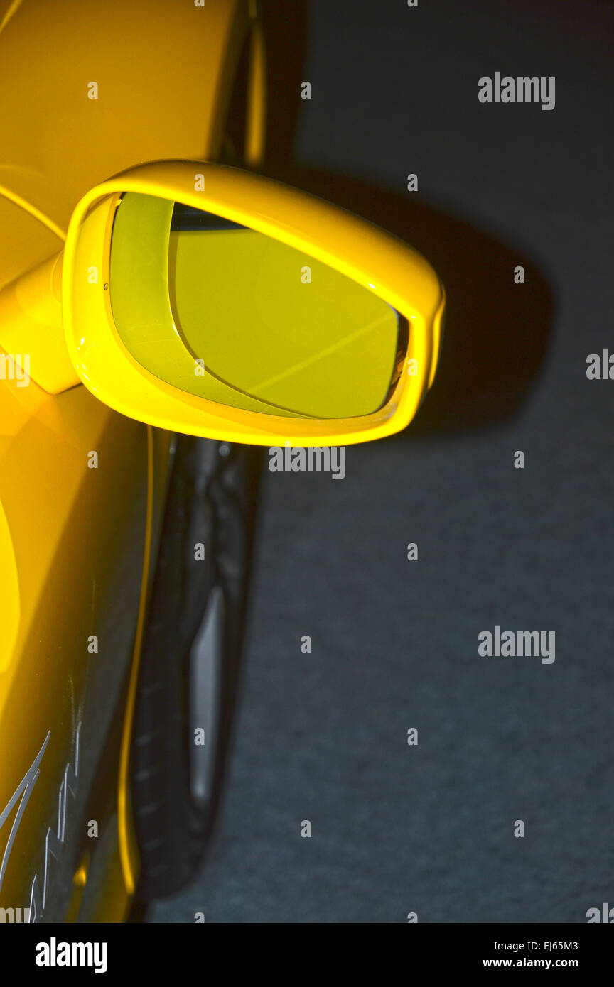 Spiegel der hinteren Ansicht gelb Sportwagen Stockfoto