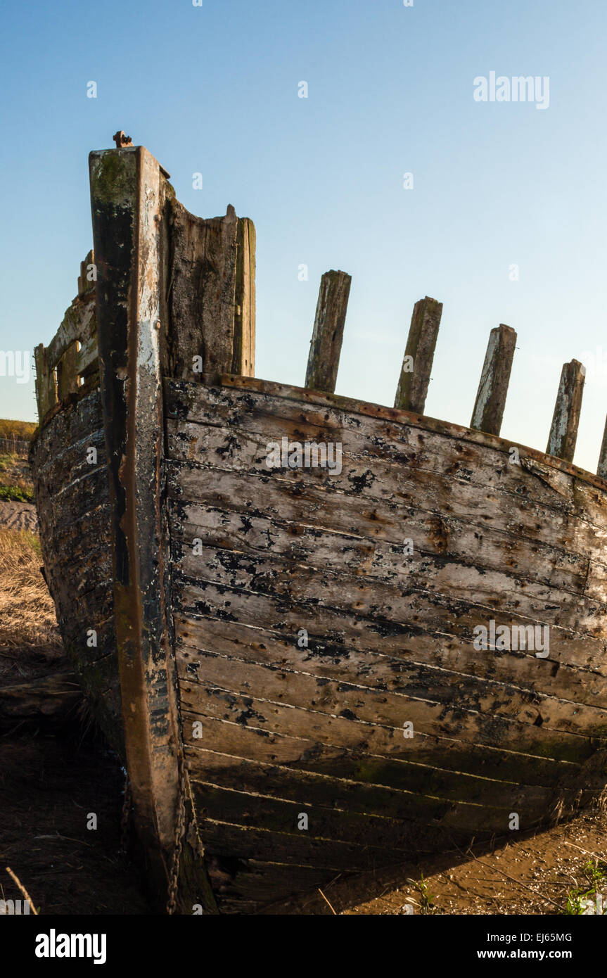 Eine verlassene Boot am Ufer eines Flusses Stockfoto