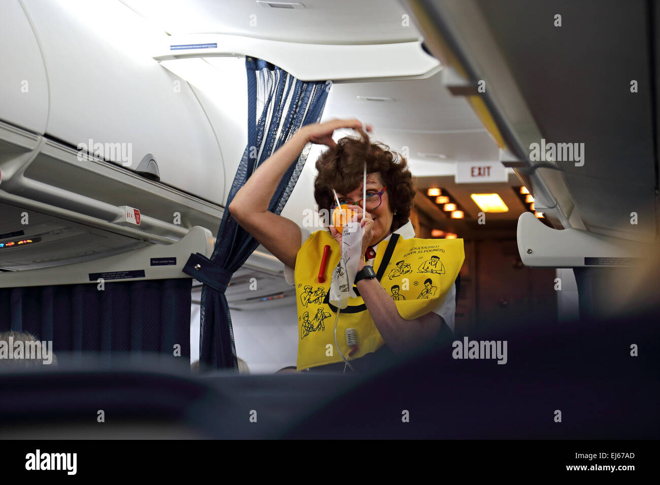 Flight Attendant And Safety Stockfotos Und Bilder Kaufen Alamy