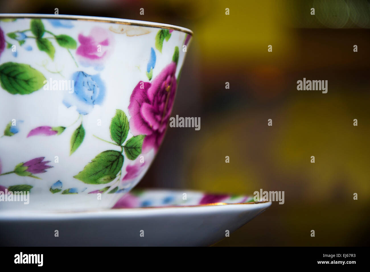 Bunte Blume bedruckte Tasse für Tee oder Kaffee Großansicht in der heimischen Küche Stockfoto