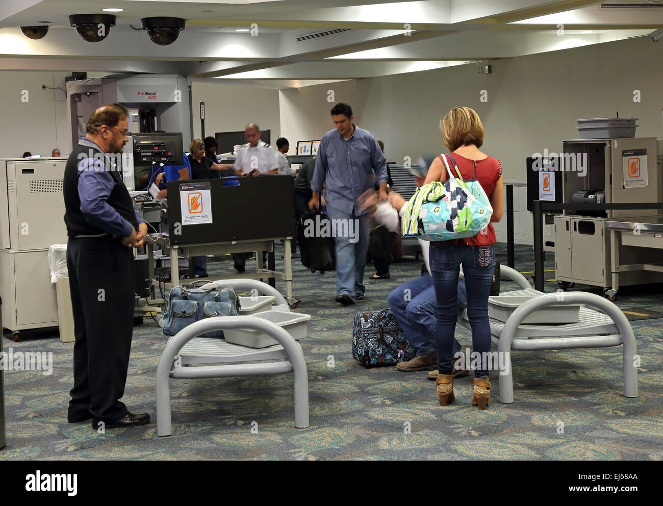 Passagiere durchlaufen, TSA, Sicherheit Prüfpunkt Screening Flughafen Stockfoto
