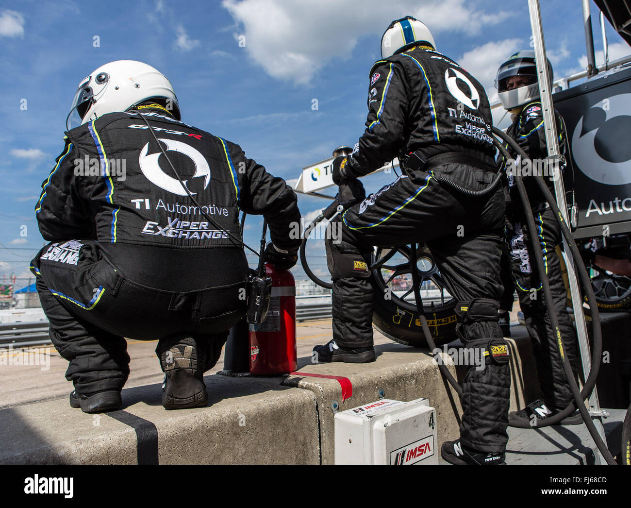 21.03.2015 - Sebring, FL, USA - Pit-Crew-Mitglieder warten auf das Auto des Riley Motorsports mit Fahrer Ben Keating-Port Lavaca, TX/Jeroen Bleekemolen-Monte Carlo, Monaco/Sebastiaan Bleekemolen-Monte Carlo, Monaco in einer Dodge Viper SRT-Auto mit einem Viper V10 Motor und Continental Reifen gesponsert von TI Automotive auf dem Sebring International Raceway in Sebring FL. DelMecum/Cal Sport Media Stockfoto