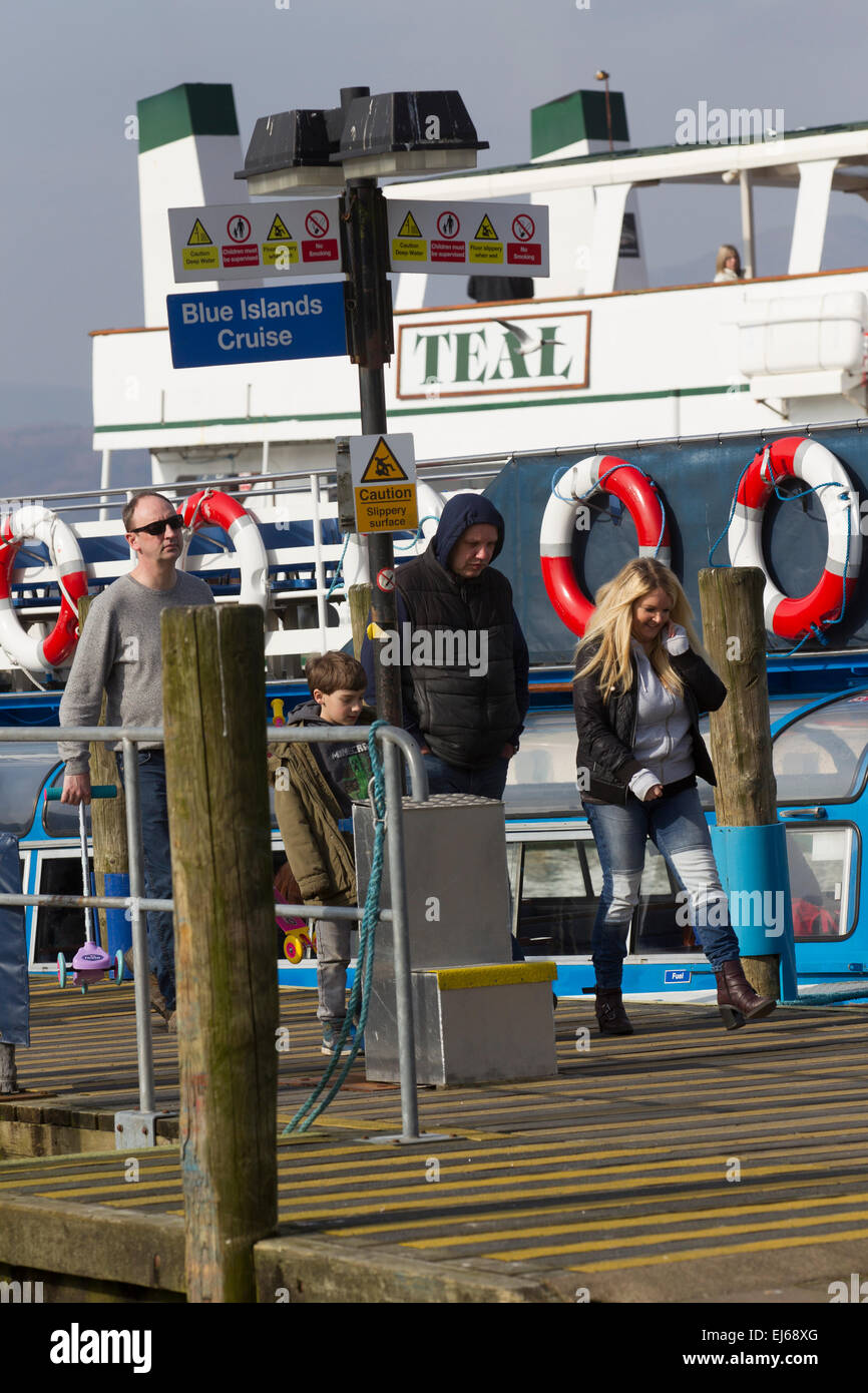 Lake Windermere, Cumbria, UK. 22. März 2015. Touristen nutzen den Frühling Kredit: Gordon Shoosmith/Alamy Live News Stockfoto