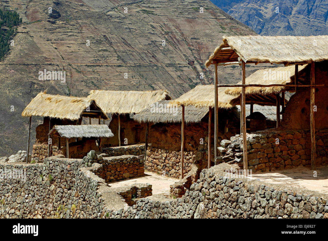 Grasdach bedeckten Gebäuden, Pisac Inkaruinen, Pisac, Cusco, Peru Stockfoto