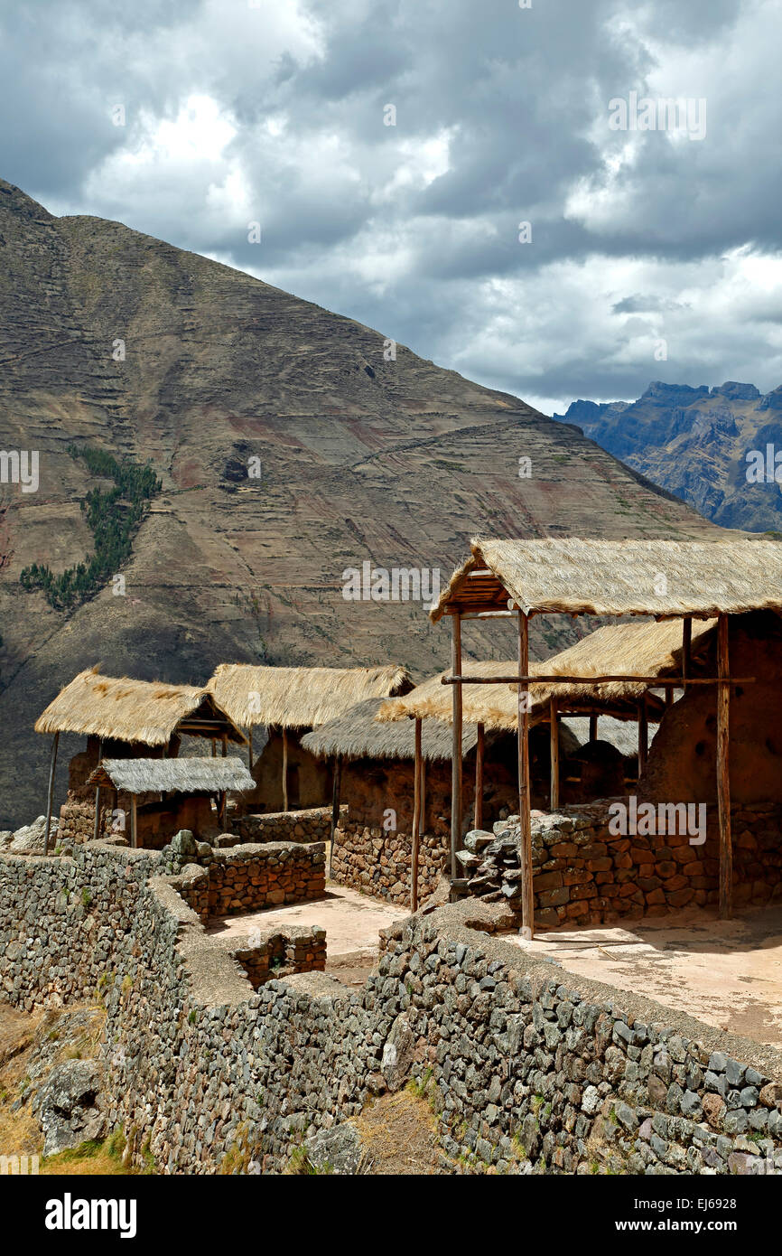 Grasdach bedeckten Gebäuden, Pisac Inkaruinen, Pisac, Cusco, Peru Stockfoto