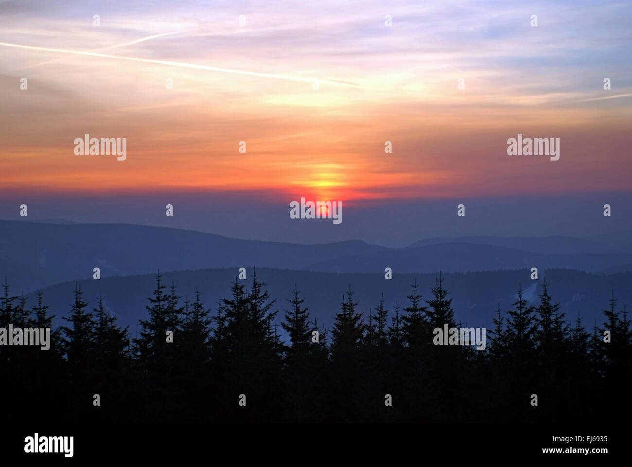 farbenfrohen Sonnenaufgang am Winterberge in der Nähe von Travny hill Stockfoto