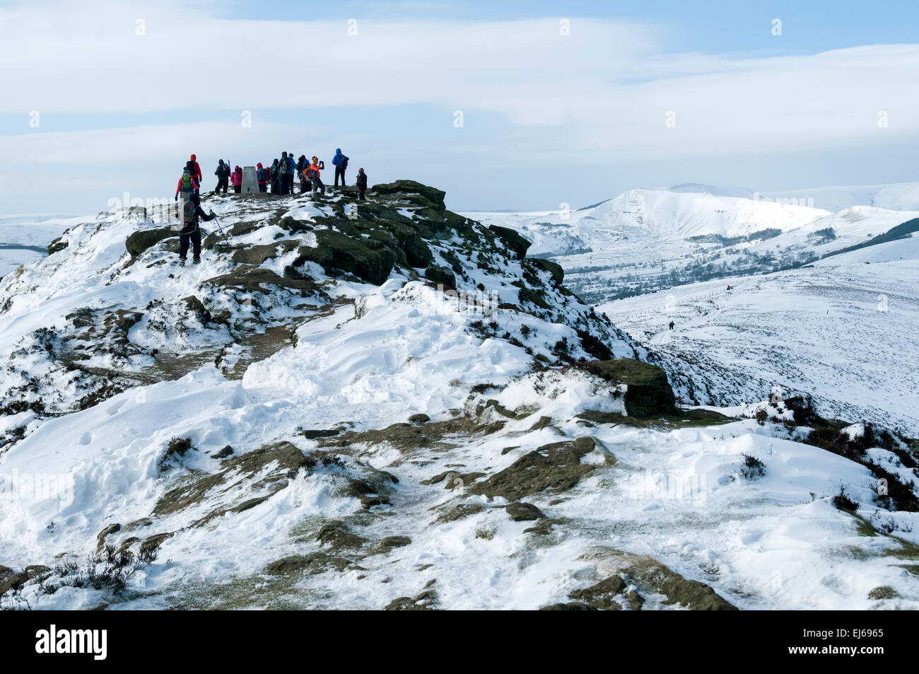 Wanderer auf dem Gipfel Win Hill im Winter, Peak District, Derbyshire, England, UK Stockfoto