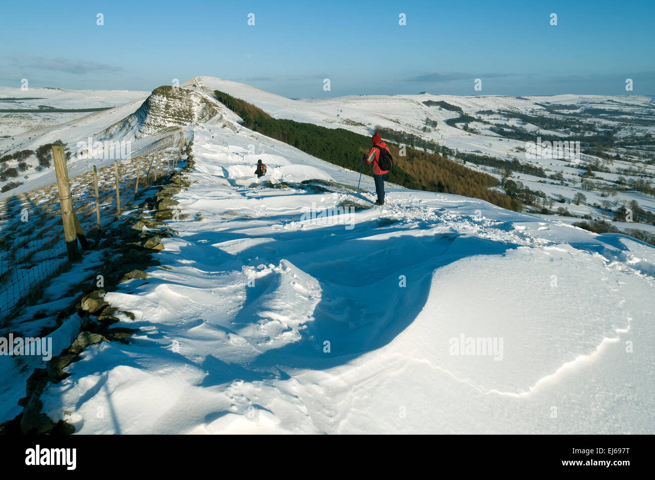 Tor im Winter, von der "großen Ridge" oben Edale, Peak District, Derbyshire, England, Vereinigtes Königreich zurück. Hope Valley auf der rechten Seite. Stockfoto