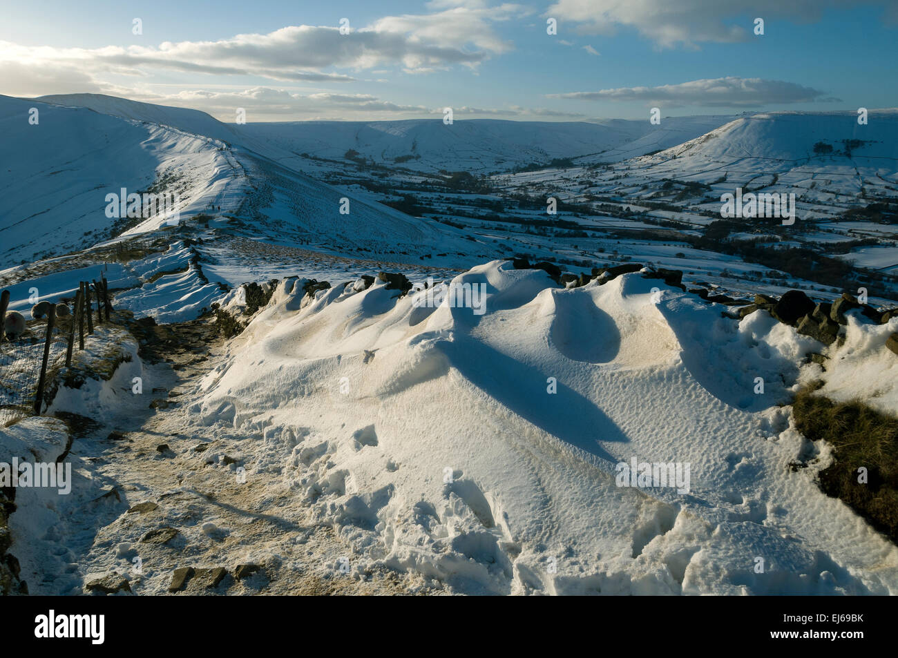 Schnee driftet in der Nähe von Hollins Cross auf dem großen Grat, über Edale, Peak District, Derbyshire, England, UK. Stockfoto