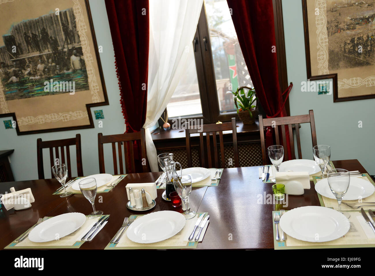 Tabelle im eleganten Restaurant angeordnet Stockfoto