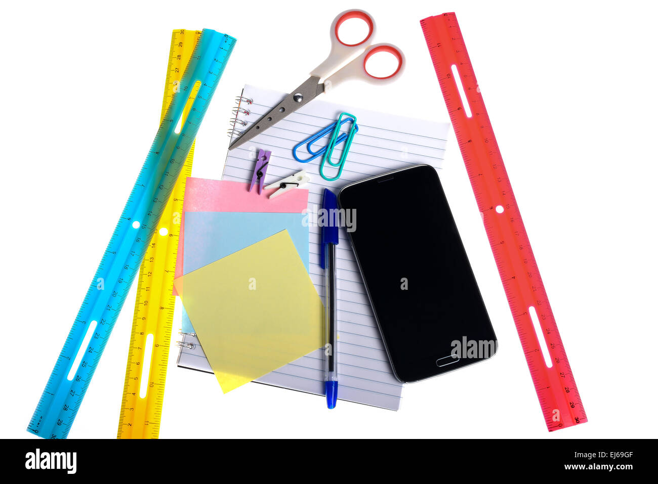 Vielzahl von Schreibwaren und ein Smartphone isoliert auf weißem Hintergrund Stockfoto