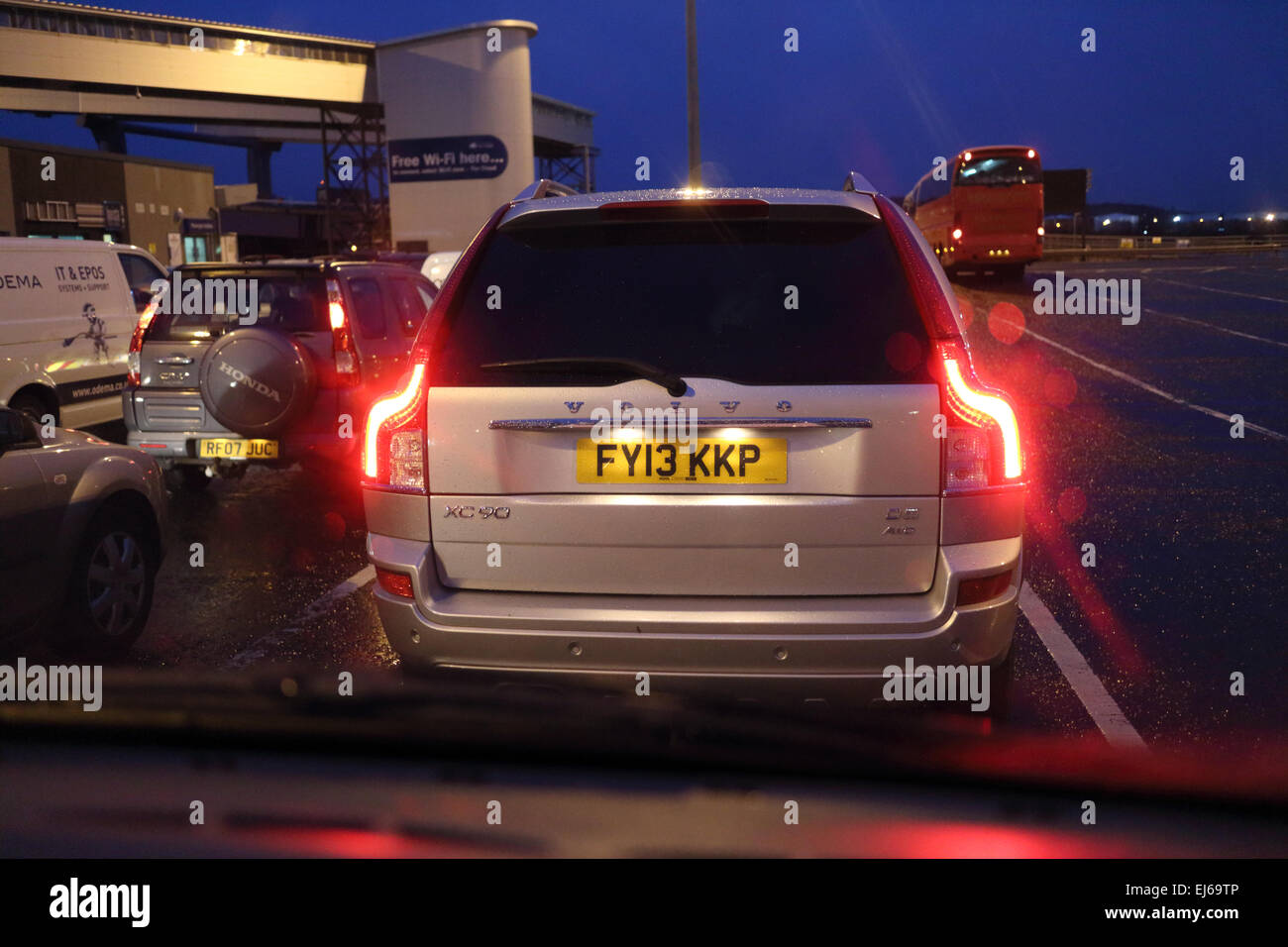Autos, die Fähre in den Hafen von Belfast Abend warten Stockfoto
