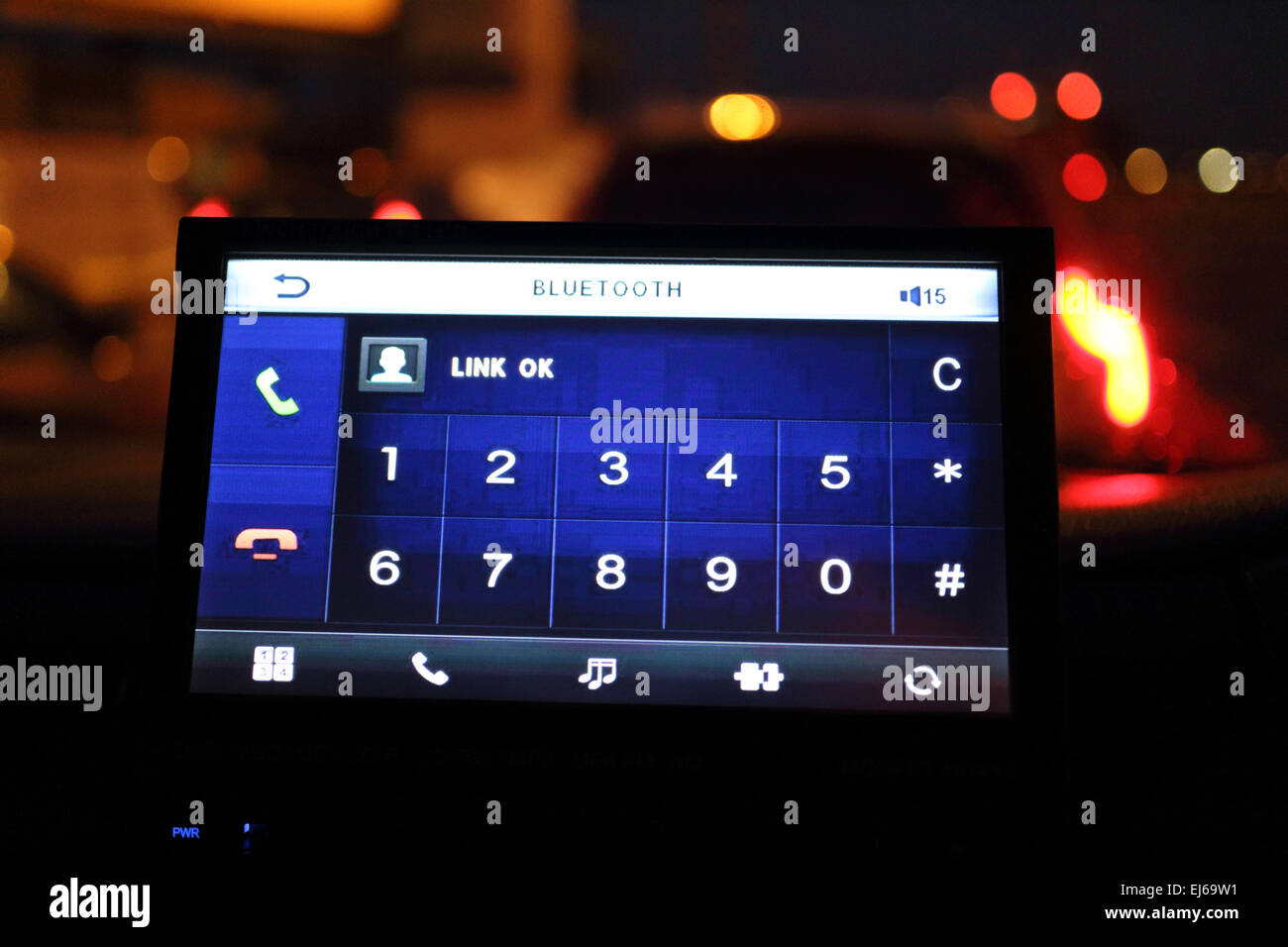 Bluetooth Handy-Bildschirm "Verknüpfung" im Armaturenbrett im Verkehr in der Nacht Stockfoto