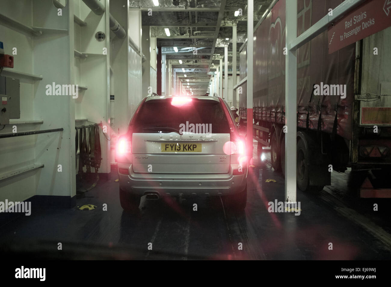 Autos Bremsen Boarding Rollen auf Roll off Fähre Deck im Vereinigten Königreich Stockfoto