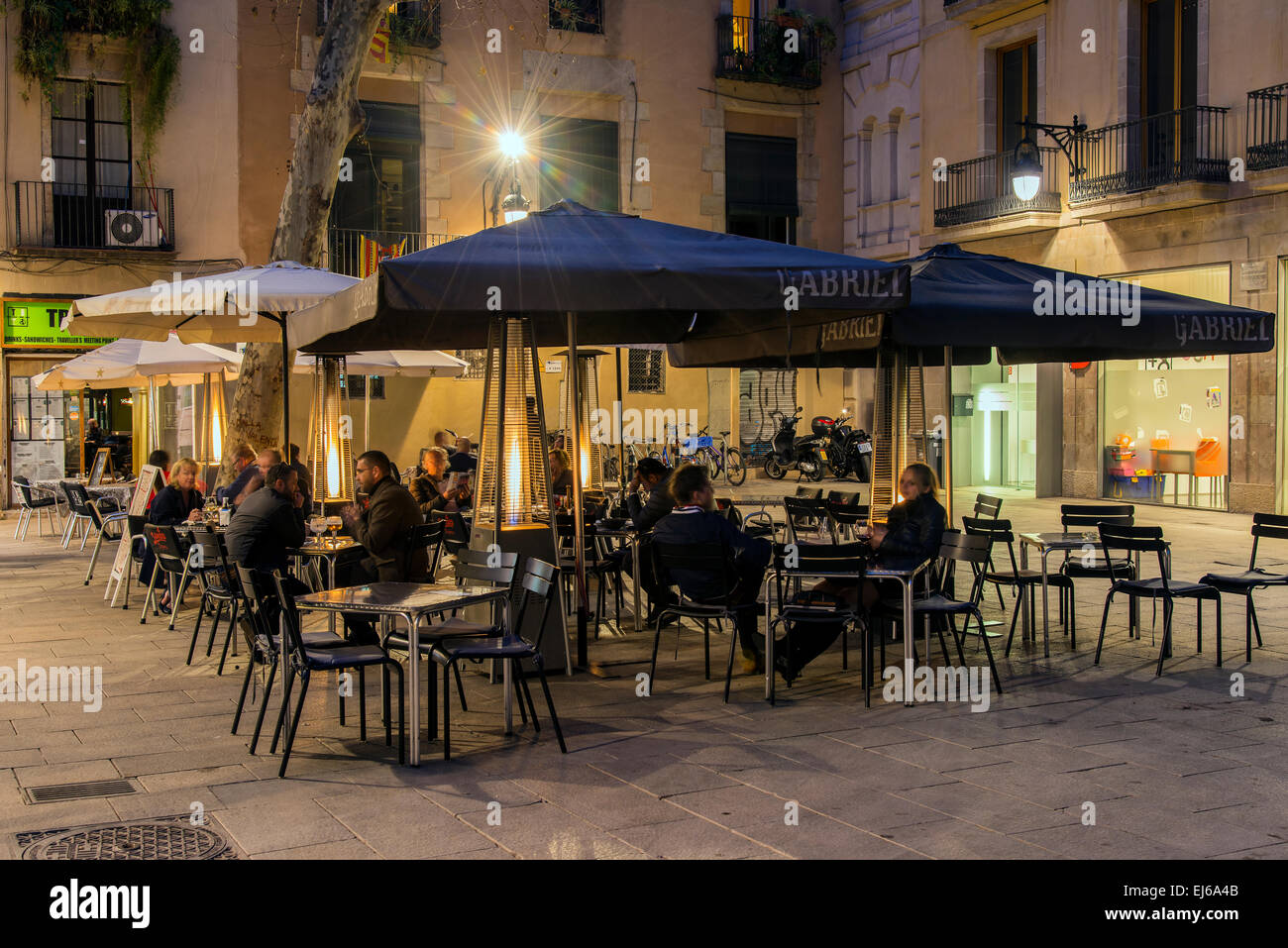 Nachtansicht von einem Straßencafé mit Touristen, die an den Tischen im Plaza del Pino oder Placa del Pi, Barrio Gotico, Barcelona, Katalog- Stockfoto