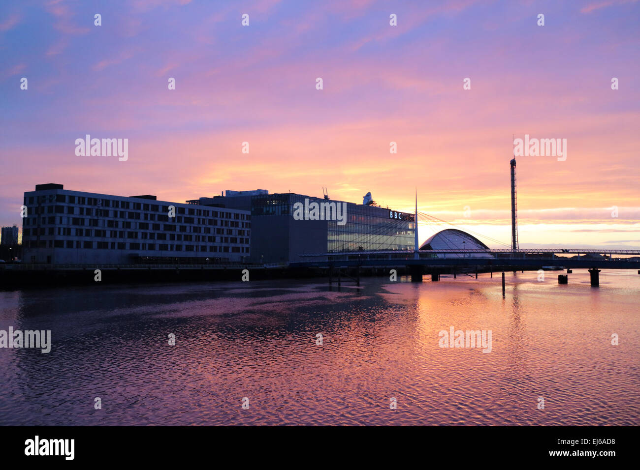 BBC pacific Quay River Clyde und Glasgow Science Center in der Abenddämmerung Glasgow Schottland, Vereinigtes Königreich Stockfoto