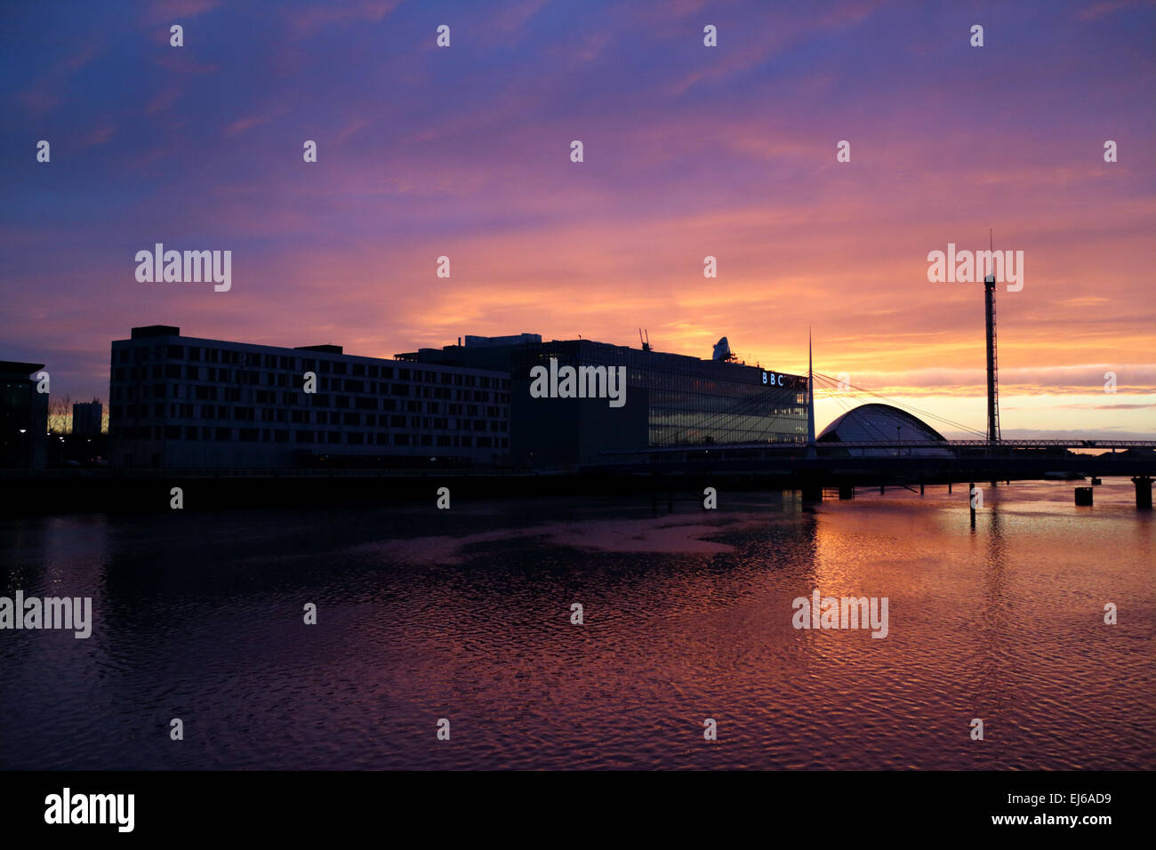BBC pacific Quay River Clyde und Glasgow Science Center in der Abenddämmerung Glasgow Schottland, Vereinigtes Königreich Stockfoto